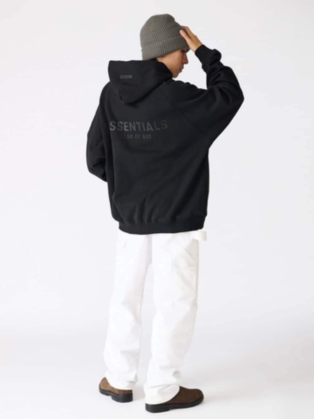 ブラック系のパーカーを着用したメンズの春コーディネートの2枚目の写真