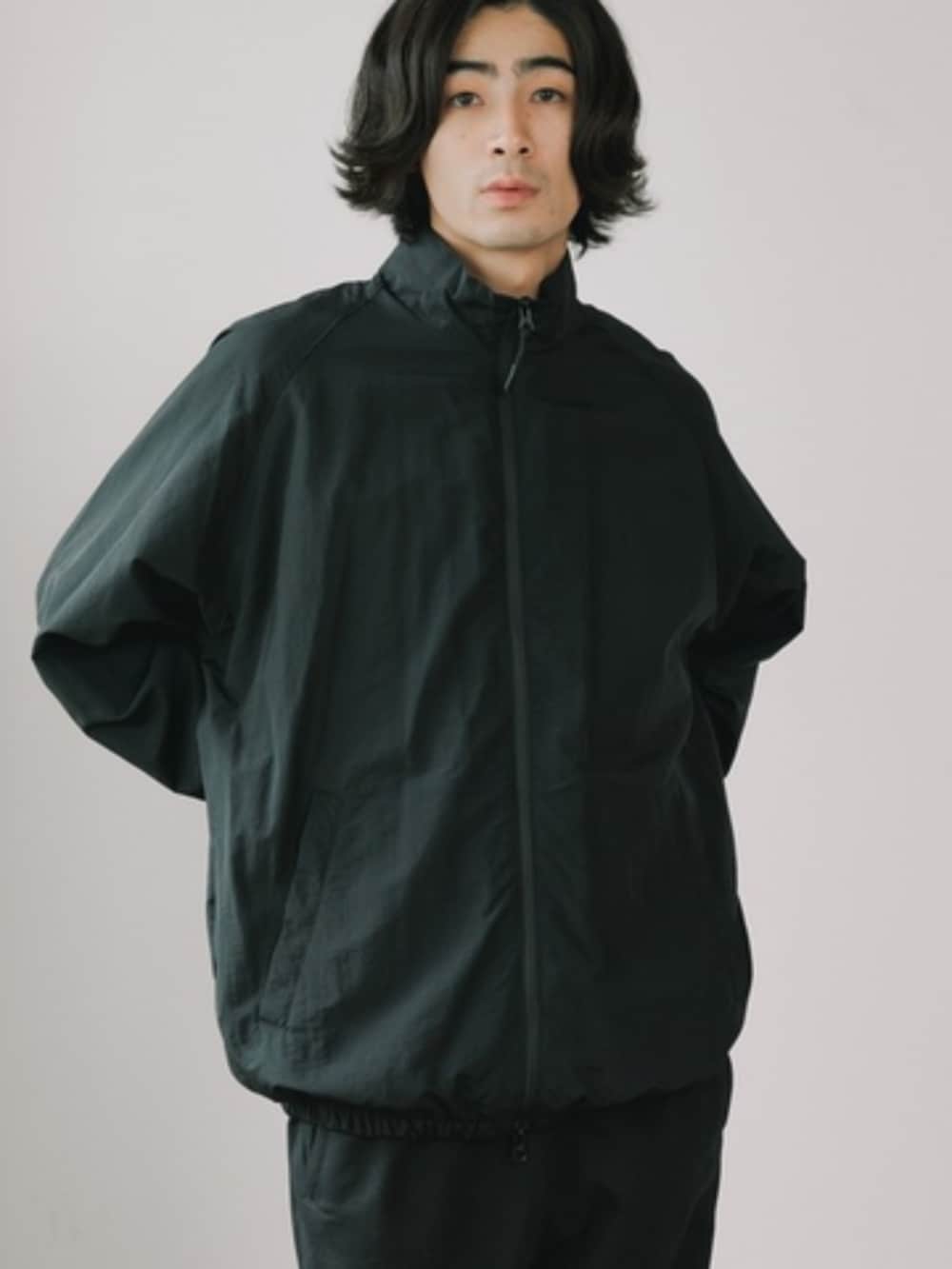 ブラック系のブルゾンを着用したメンズの春コーディネートの2枚目の写真