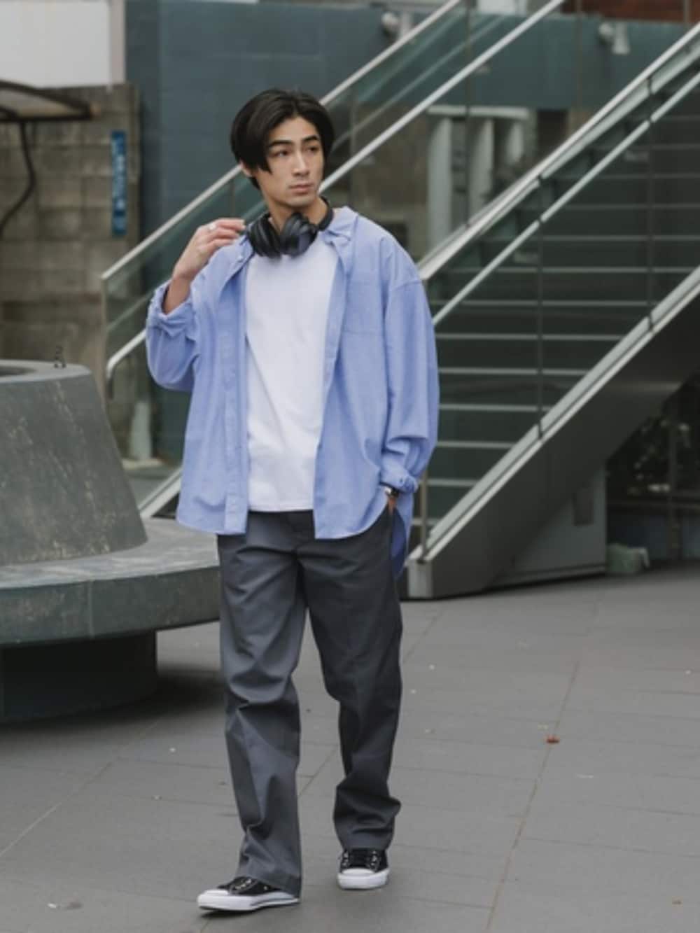 グレー系のチノパンツを着用したメンズの春コーディネートの2枚目の写真