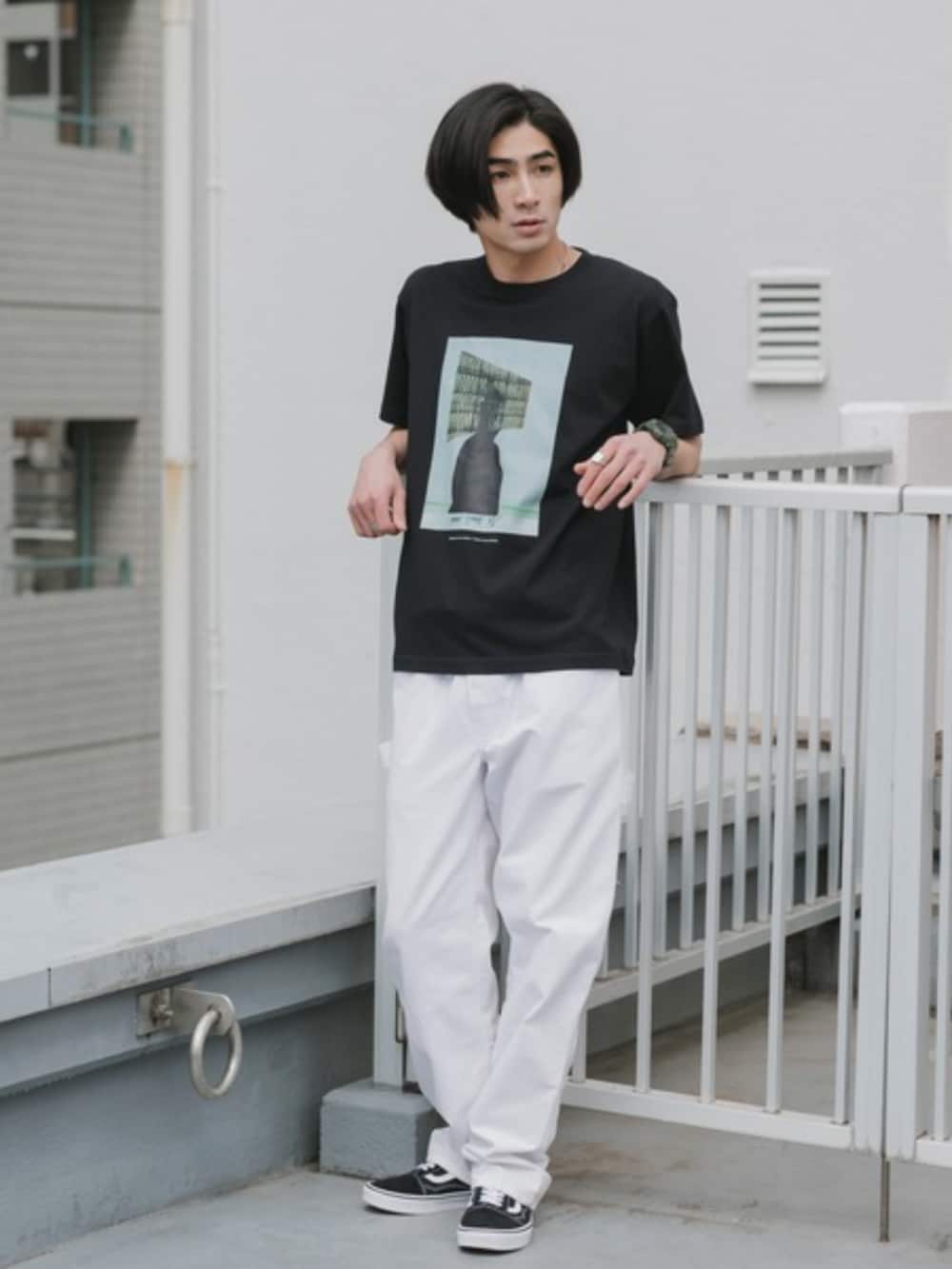 ブラック系のTシャツ/カットソーを着用したメンズの春コーディネートの2枚目の写真