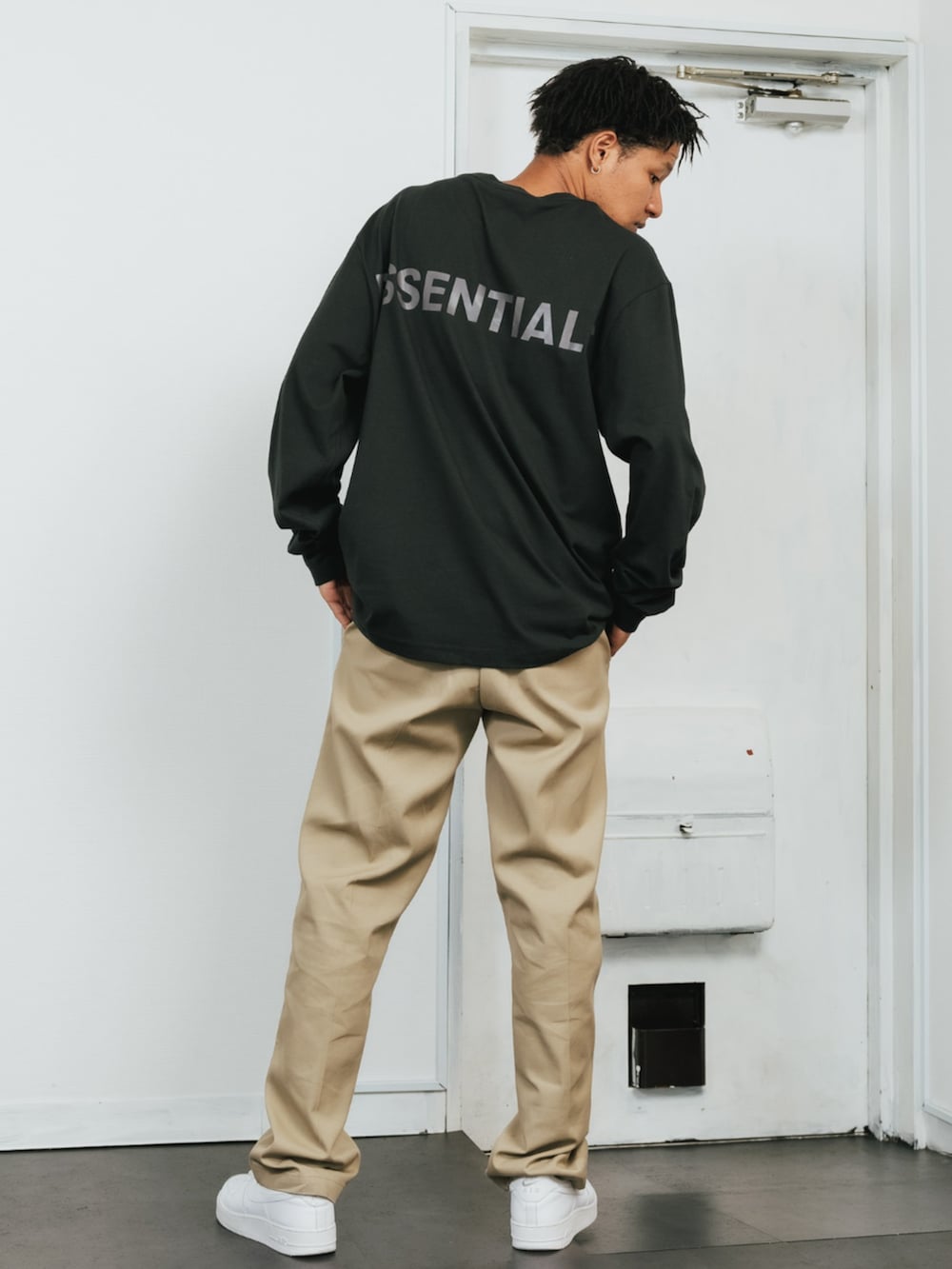 ブラック系のTシャツ/カットソーを着用したメンズの春コーディネートの3枚目の写真