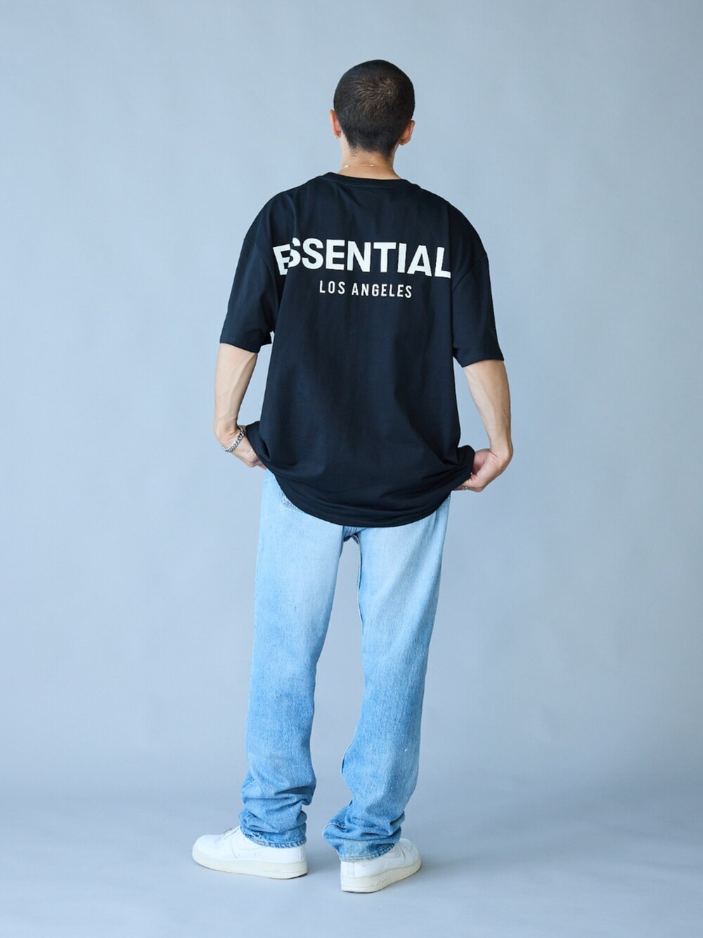 ブラック系のTシャツ/カットソーを着用したメンズの春コーディネートの2枚目の写真