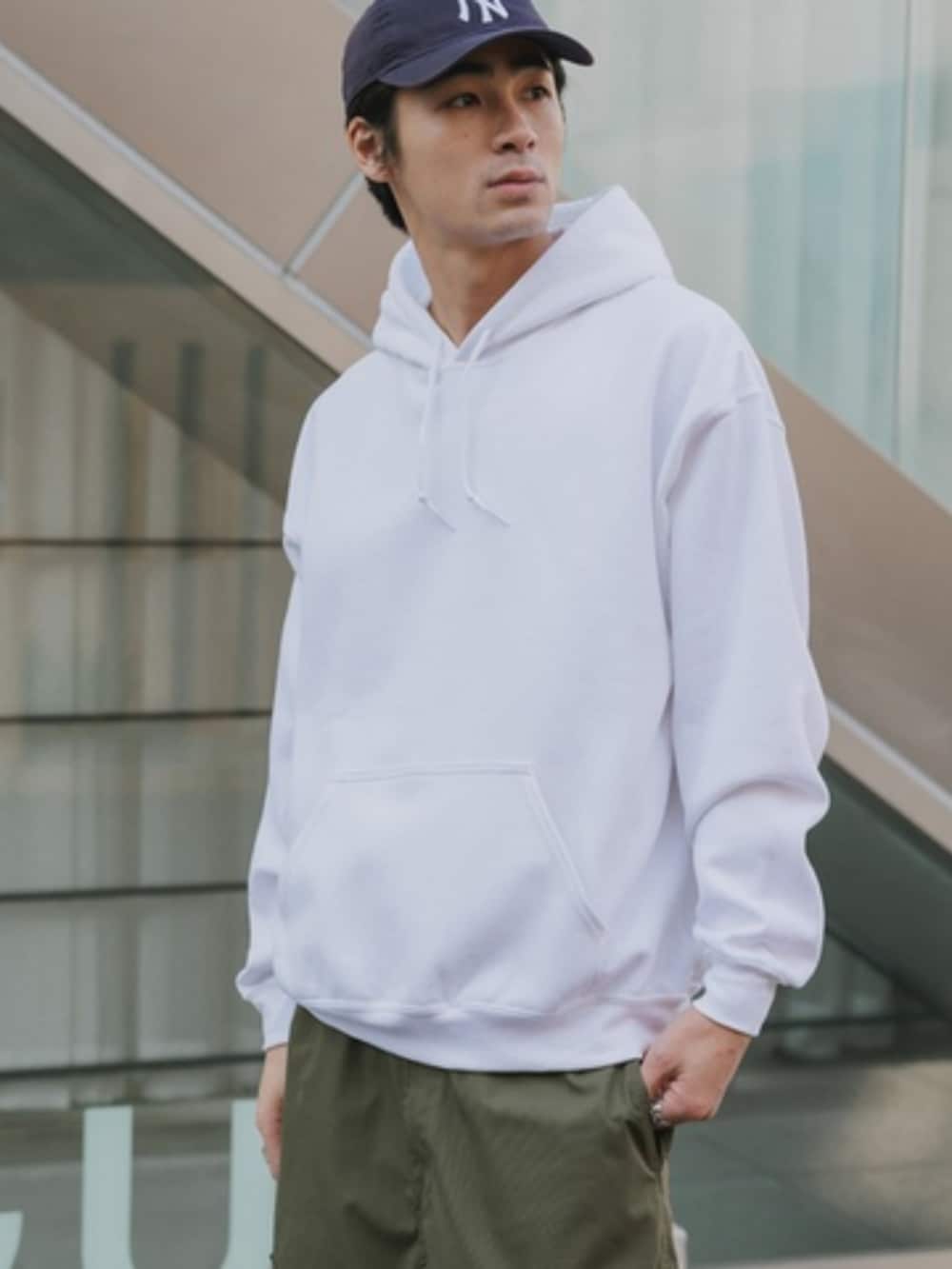 ホワイト系のパーカーを着用したメンズの春コーディネートの2枚目の写真