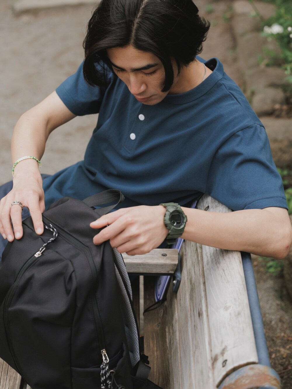 ブルー系のTシャツ/カットソーを着用したメンズの春コーディネートの3枚目の写真
