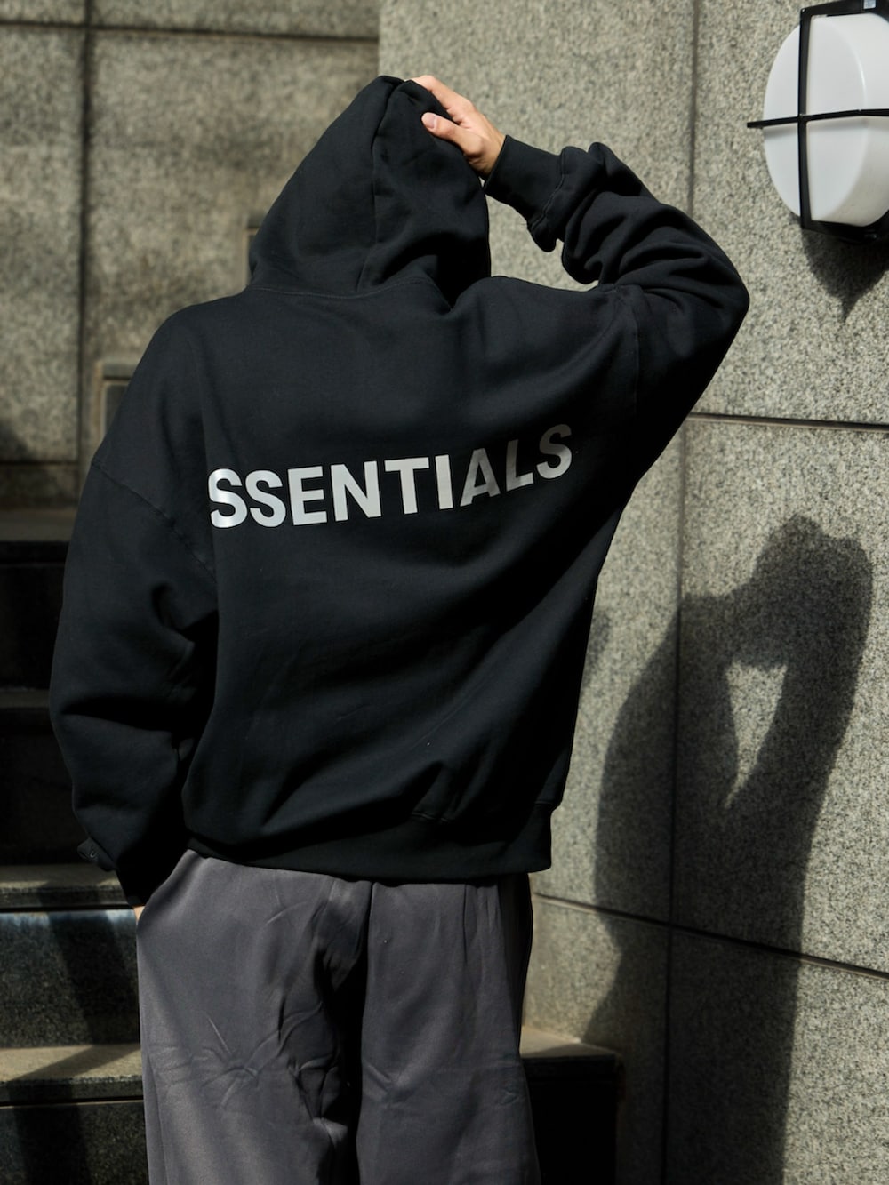 ブラック系のパーカーを着用したメンズの春コーディネートの2枚目の写真