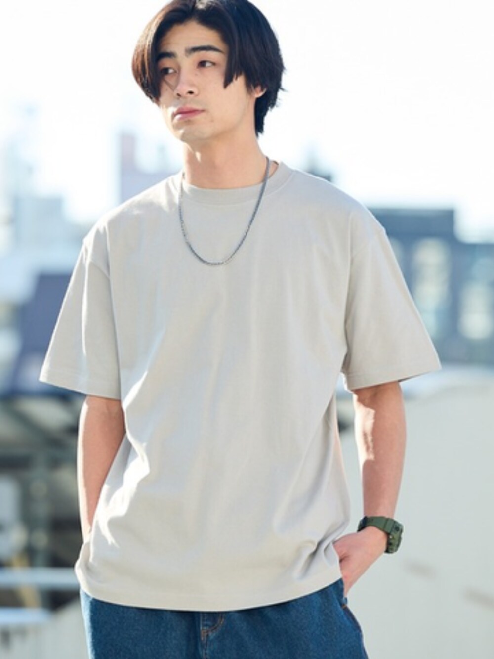 グレー系のTシャツ/カットソーを着用したメンズの春コーディネートの2枚目の写真