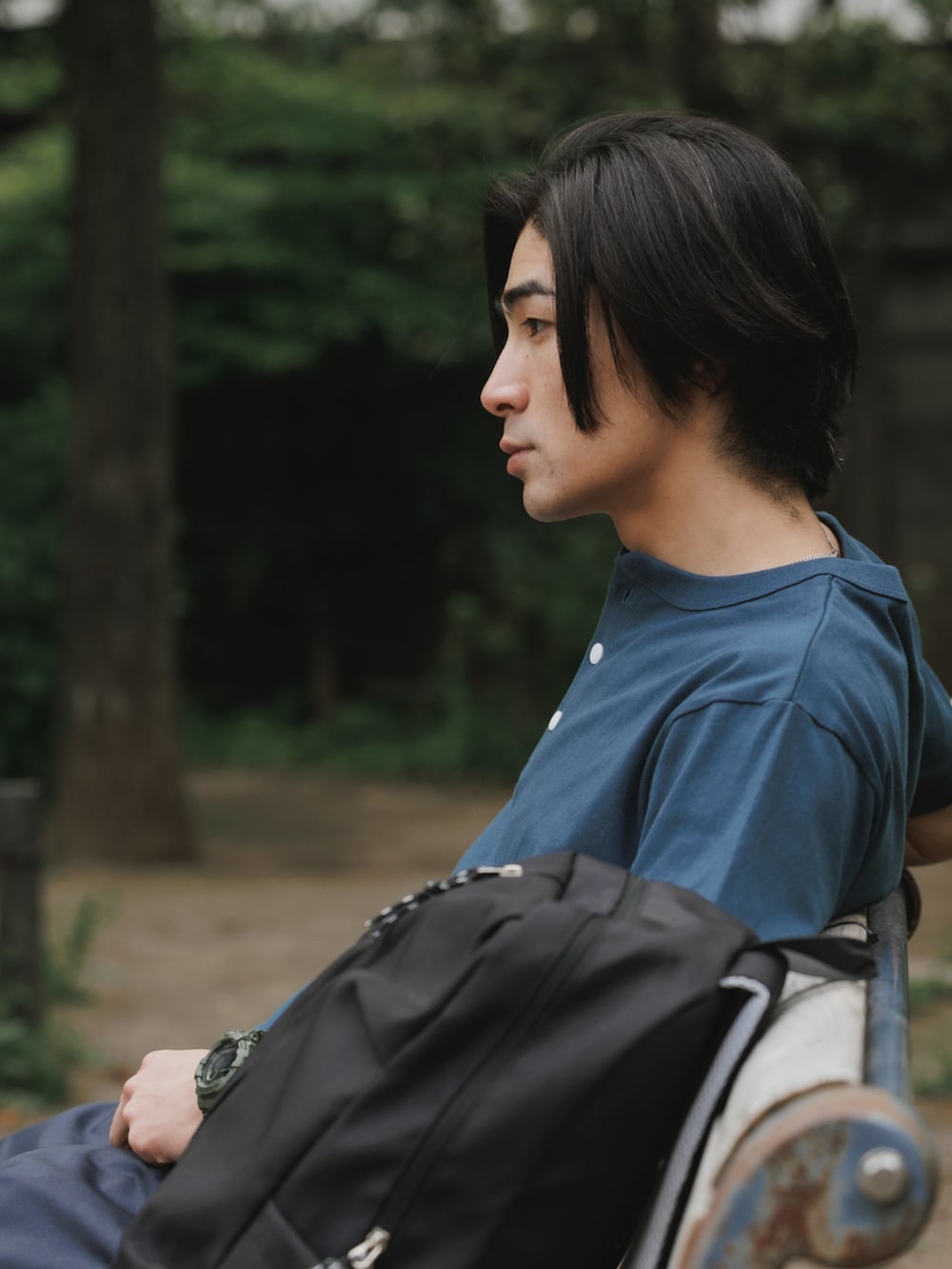 ブルー系のTシャツ/カットソーを着用したメンズの春コーディネートの2枚目の写真