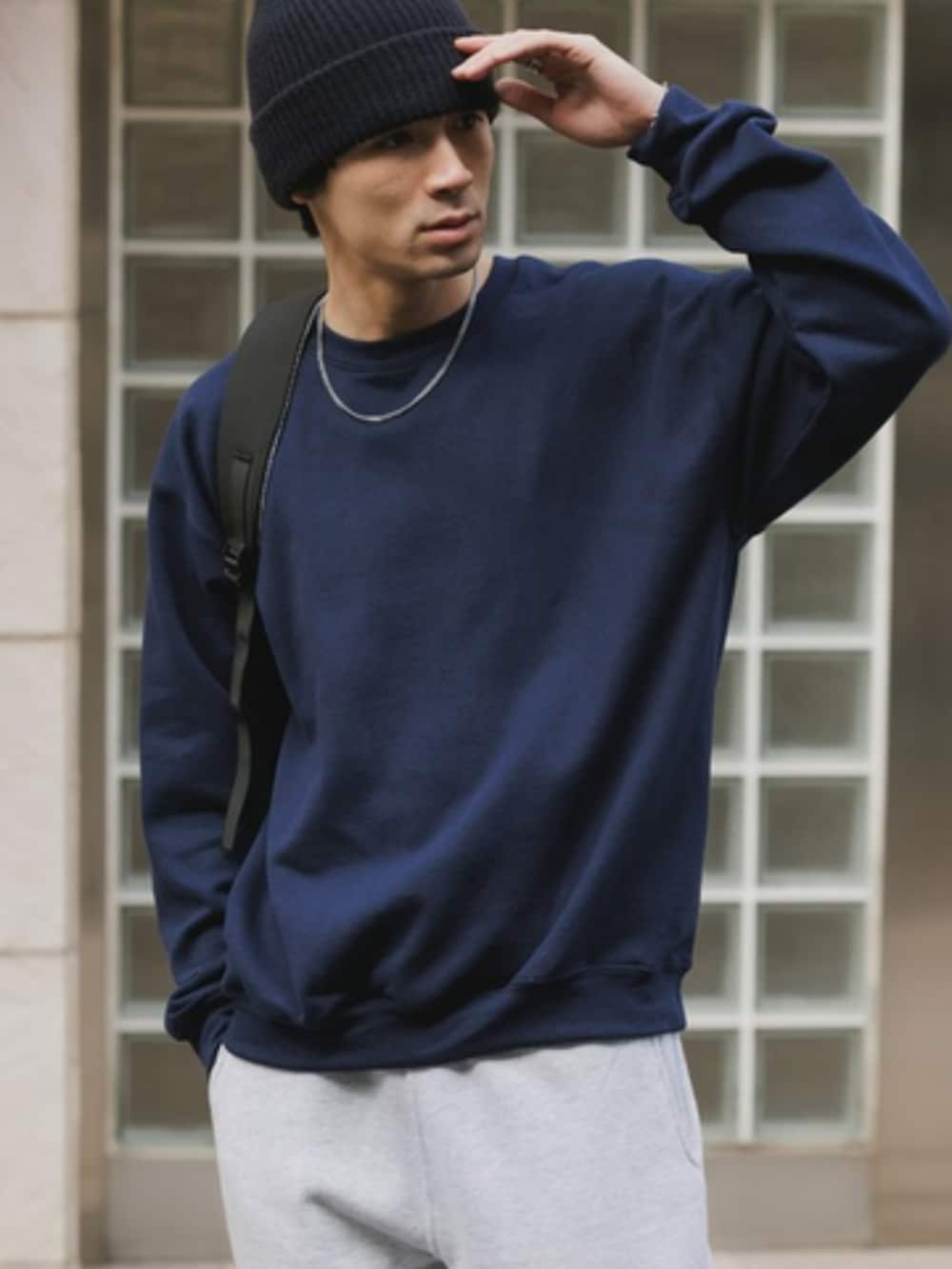 ブルー系のスウェットを着用したメンズの春コーディネートの2枚目の写真