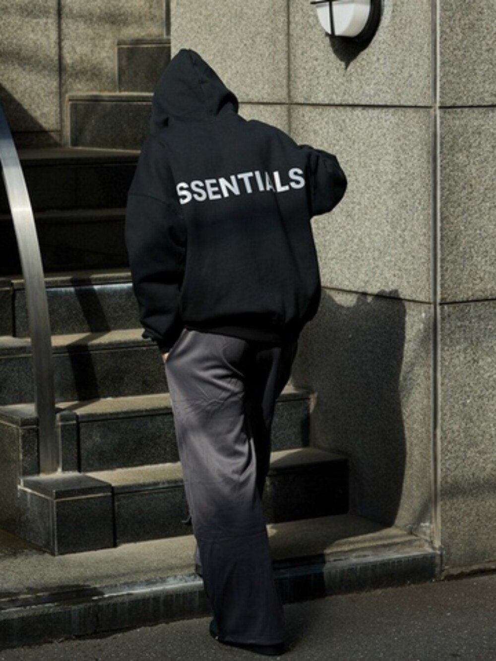 ブラック系のパーカーを着用したメンズの春コーディネートの2枚目の写真