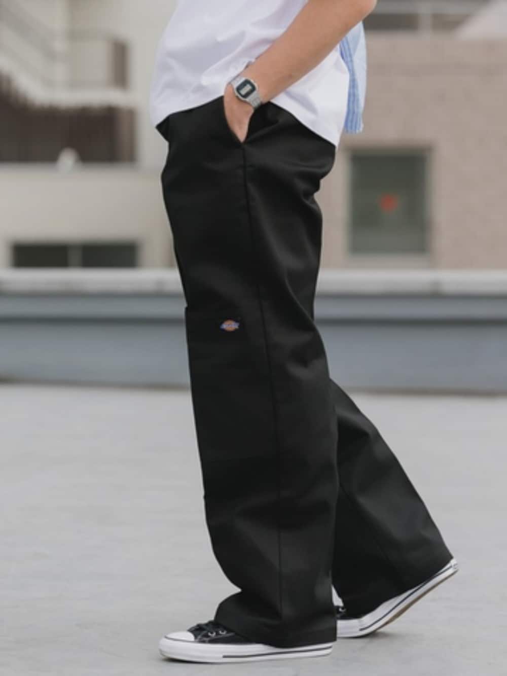 ブラック系のチノパンツ、ホワイト系のTシャツ/カットソーを着用したメンズの春コーディネートの2枚目の写真