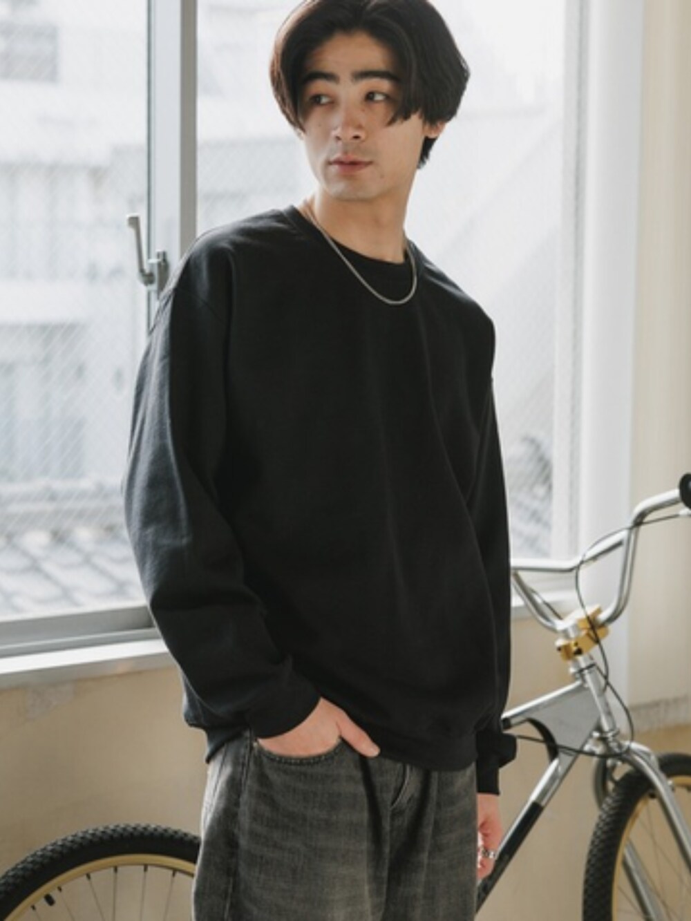 ブラック系のスウェットを着用したメンズの春コーディネートの2枚目の写真