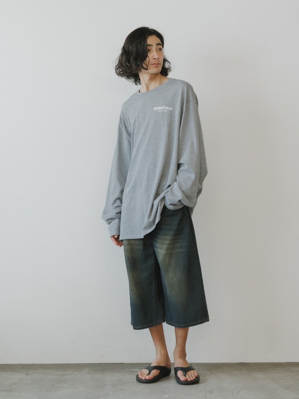 グレー系のTシャツ/カットソーを着用したメンズの春コーディネートの3枚目の写真