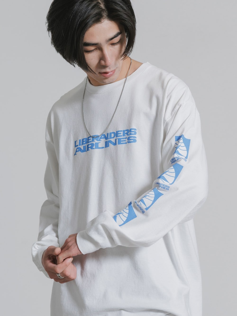 ホワイト系のTシャツ/カットソー、ブラック系のシャツ/ブラウスを着用したメンズの春コーディネートの2枚目の写真