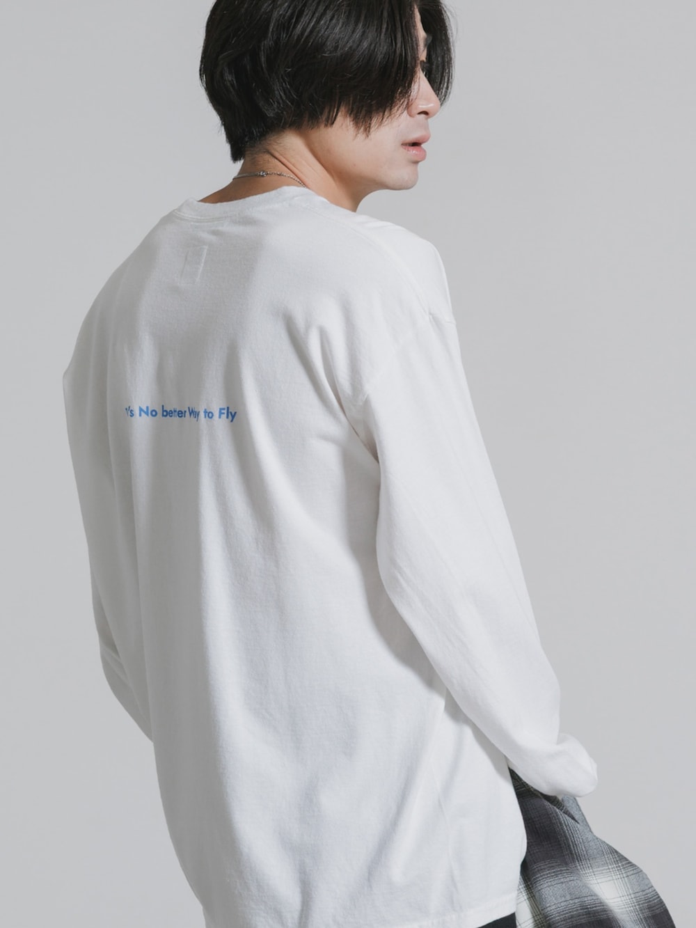 ホワイト系のTシャツ/カットソー、ブラック系のシャツ/ブラウスを着用したメンズの春コーディネートの3枚目の写真