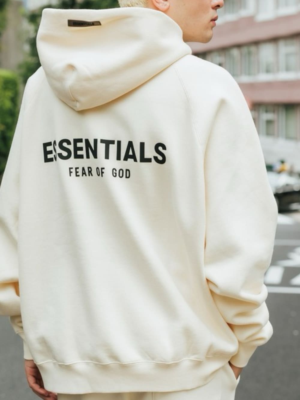 ベージュ系のパーカーを着用したレディースの春コーディネートの2枚目の写真