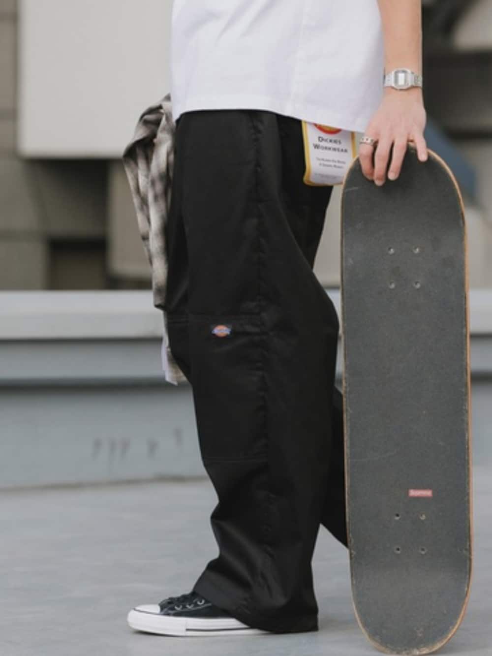 ホワイト系のTシャツ/カットソー、ブラック系のチノパンツを着用したメンズの春コーディネートの2枚目の写真