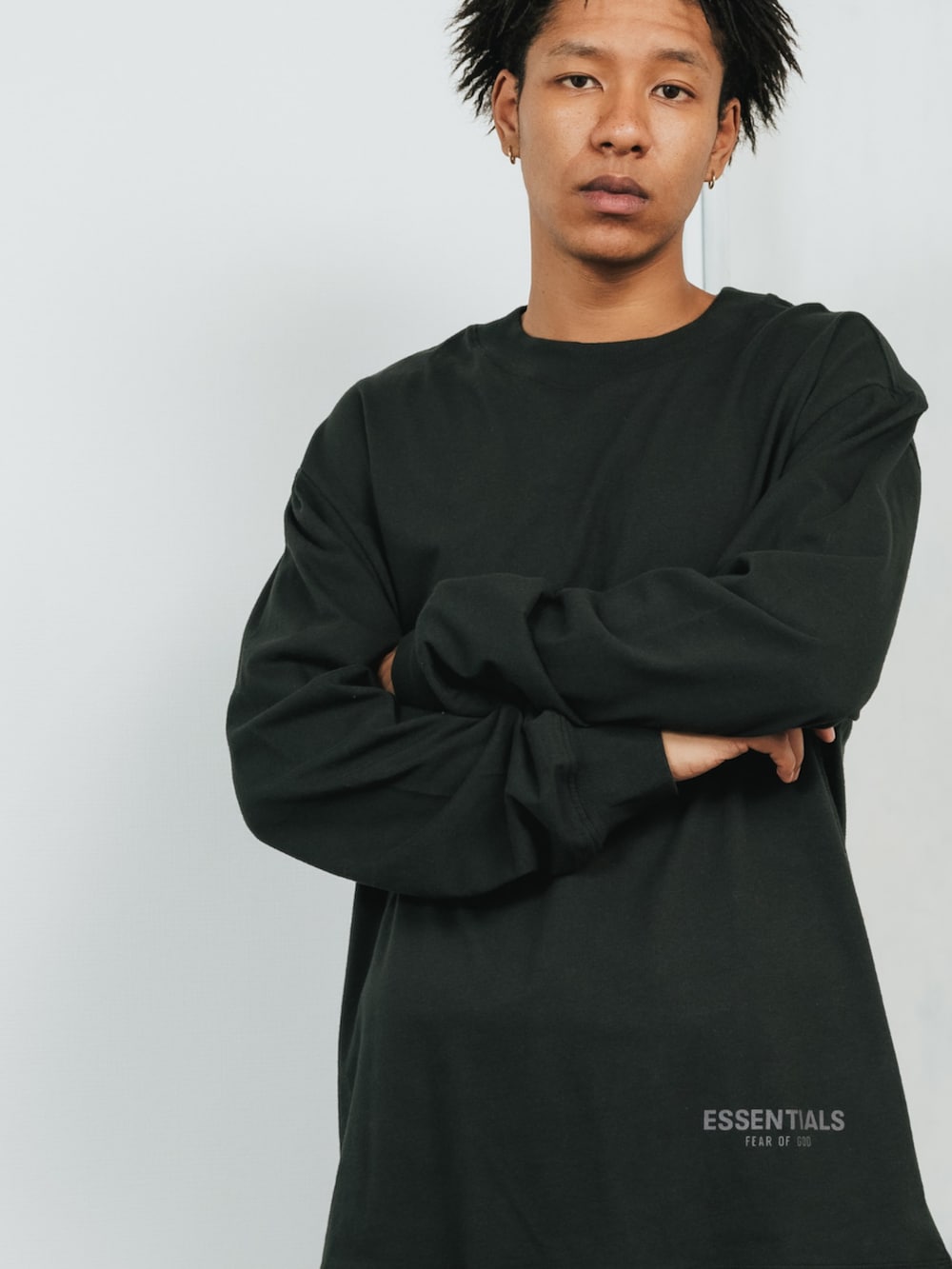 ブラック系のTシャツ/カットソーを着用したメンズの春コーディネートの2枚目の写真