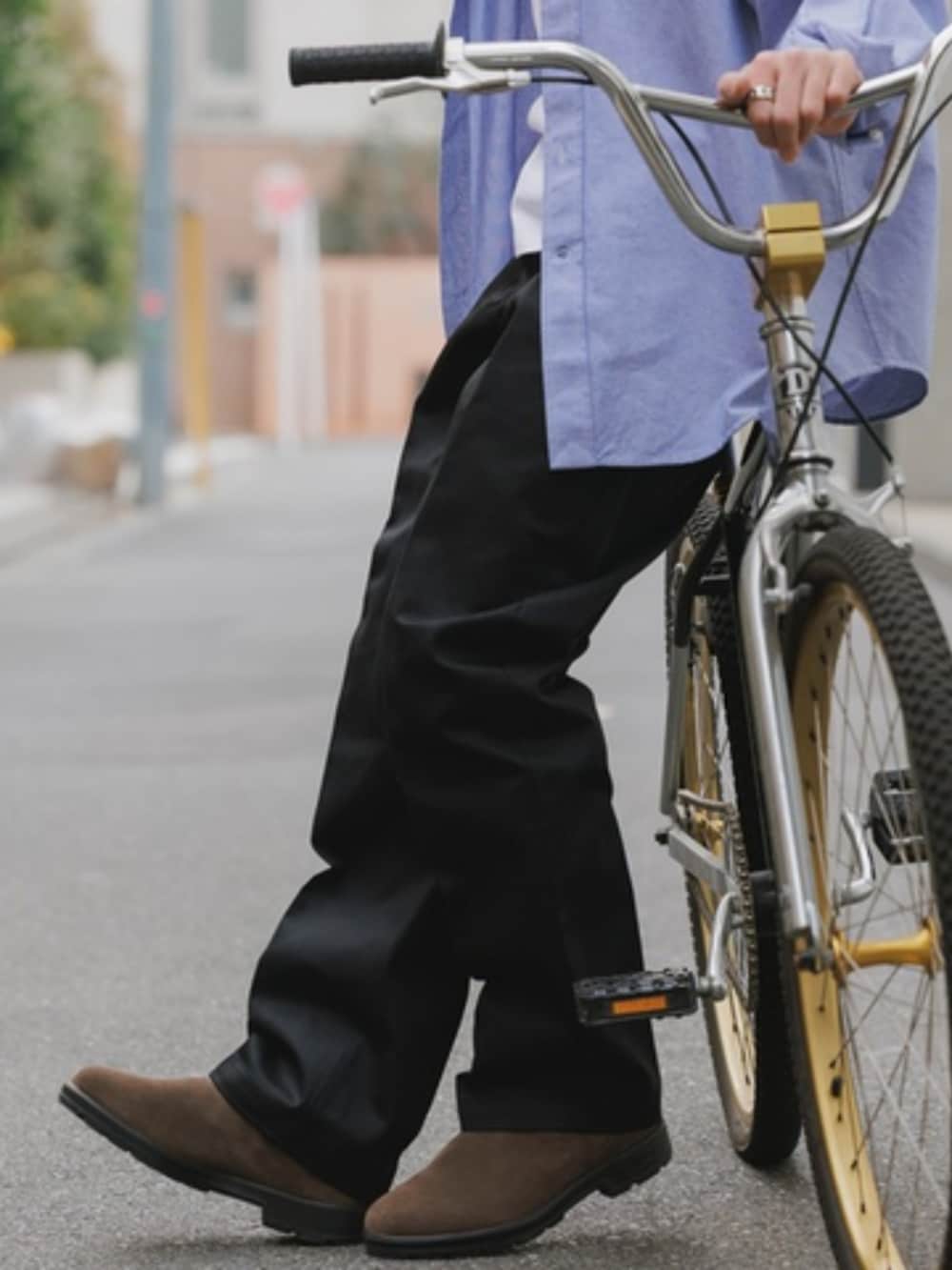 ホワイト系のTシャツ/カットソー、ブラック系のチノパンツを着用したメンズの春コーディネートの2枚目の写真