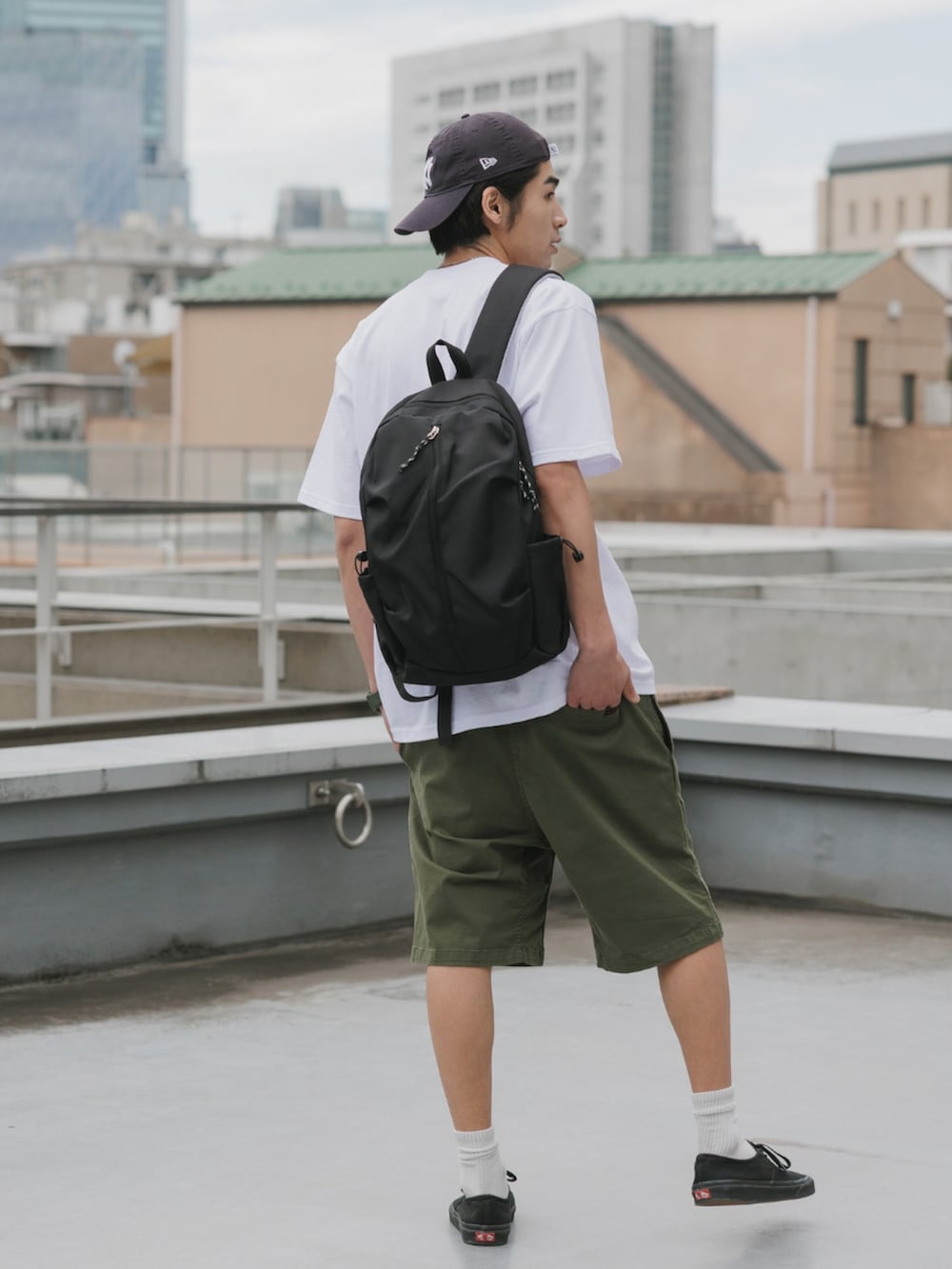 ホワイト系のTシャツ/カットソー、グリーン系のその他パンツを着用したメンズの春コーディネートの2枚目の写真