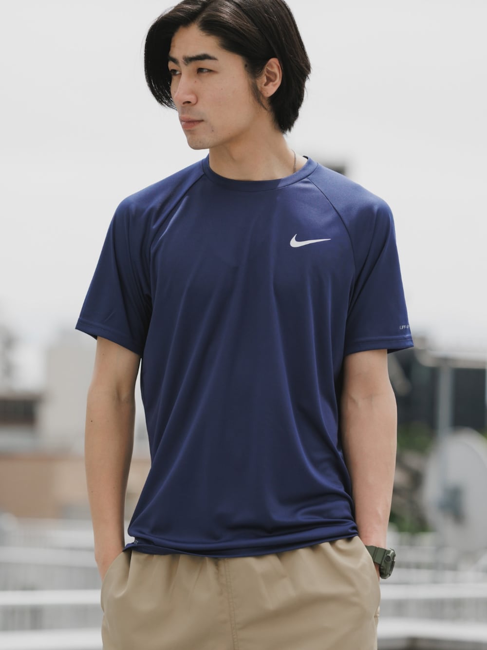 ブルー系のTシャツ/カットソー、ブラック系のサンダル、ベージュ系のカーゴパンツを着用したメンズの春コーディネートの2枚目の写真