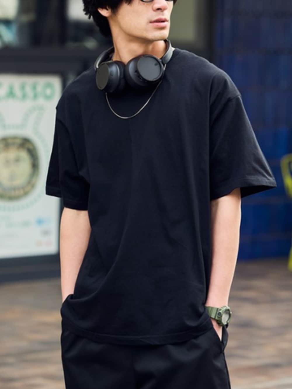 ブラック系のチノパンツ、ブラック系のTシャツ/カットソーを着用したメンズの春コーディネートの2枚目の写真