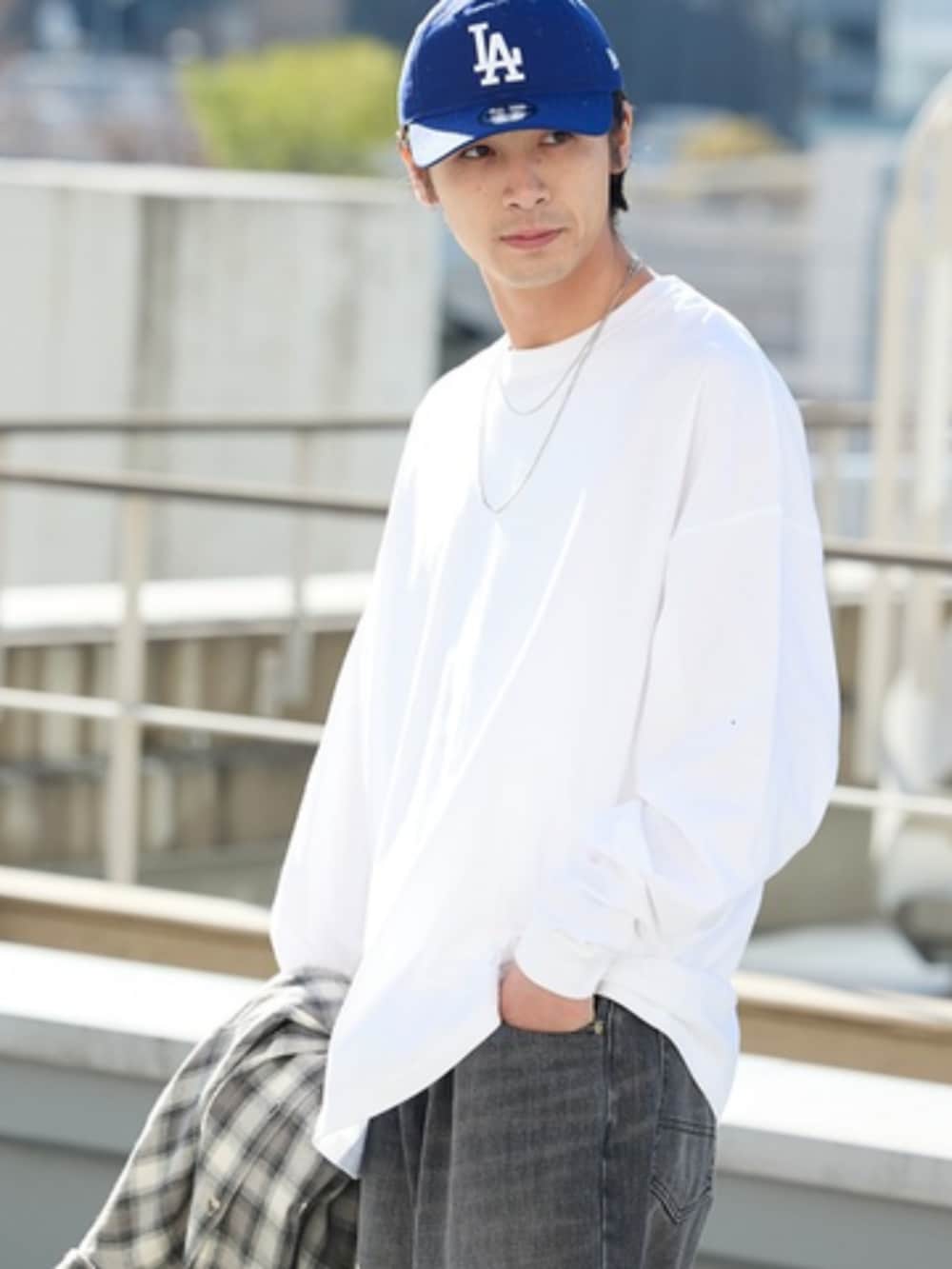 ホワイト系のTシャツ/カットソーを着用したメンズの春コーディネートの2枚目の写真