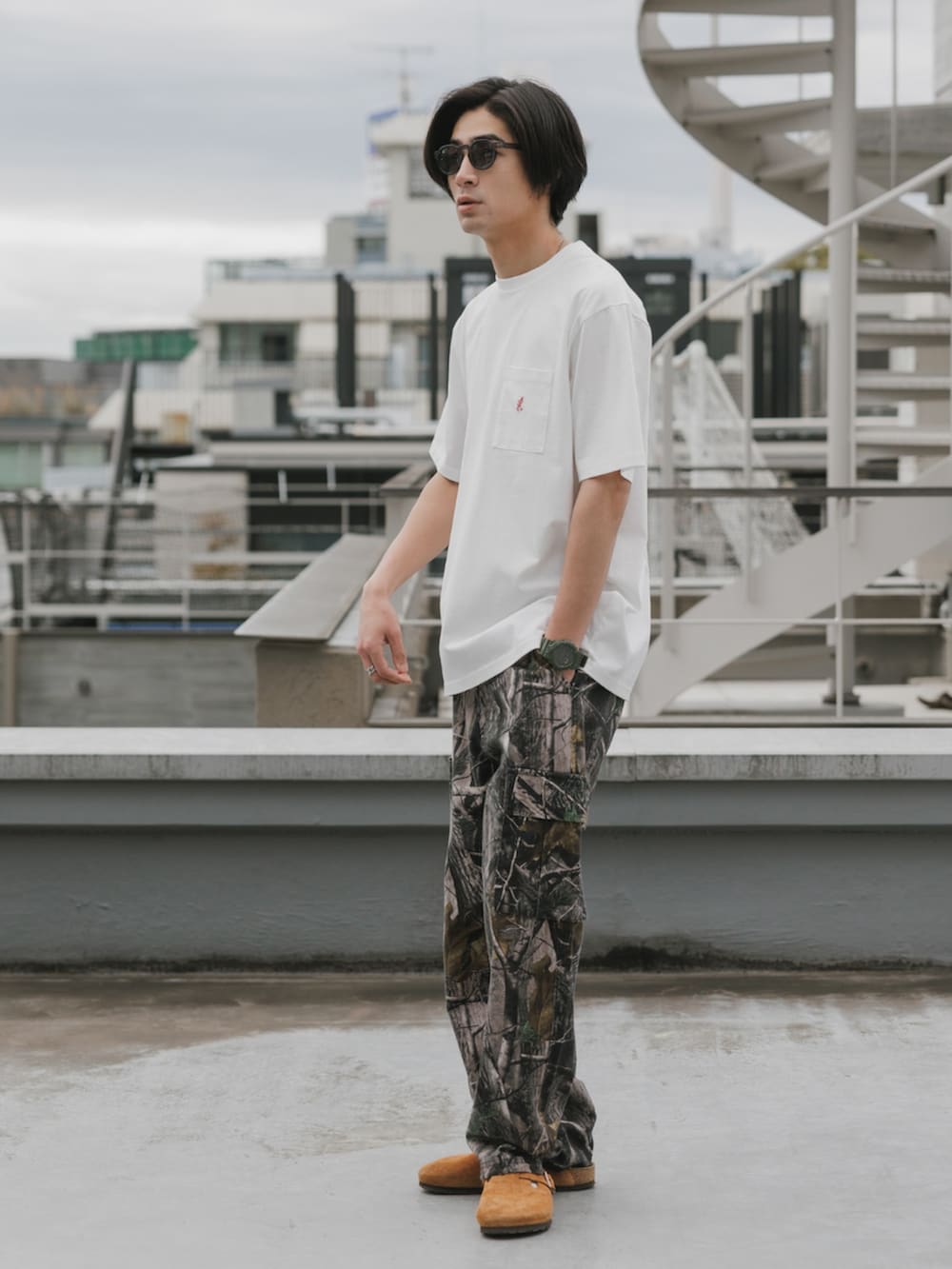 ホワイト系のTシャツ/カットソーを着用したメンズの春コーディネートの2枚目の写真