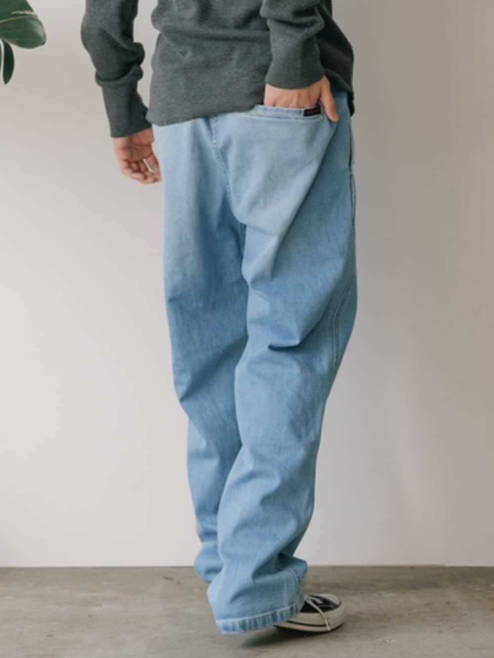 ブルー系のデニムパンツを着用したメンズの春コーディネートの2枚目の写真