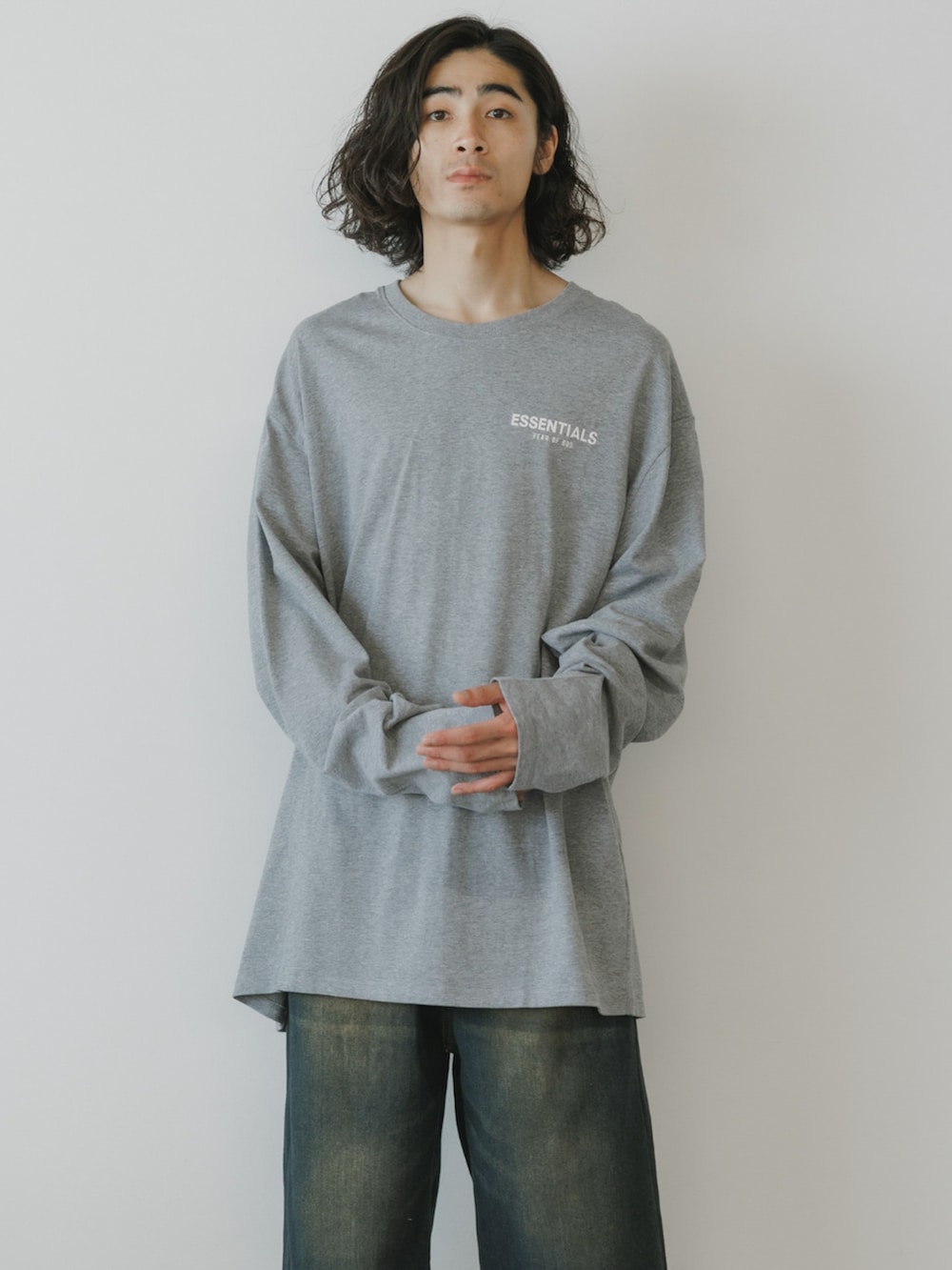 グレー系のTシャツ/カットソーを着用したメンズの春コーディネートの2枚目の写真