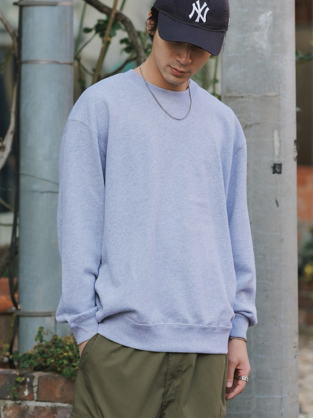 グレー系のスウェットを着用したレディースの春コーディネートの2枚目の写真