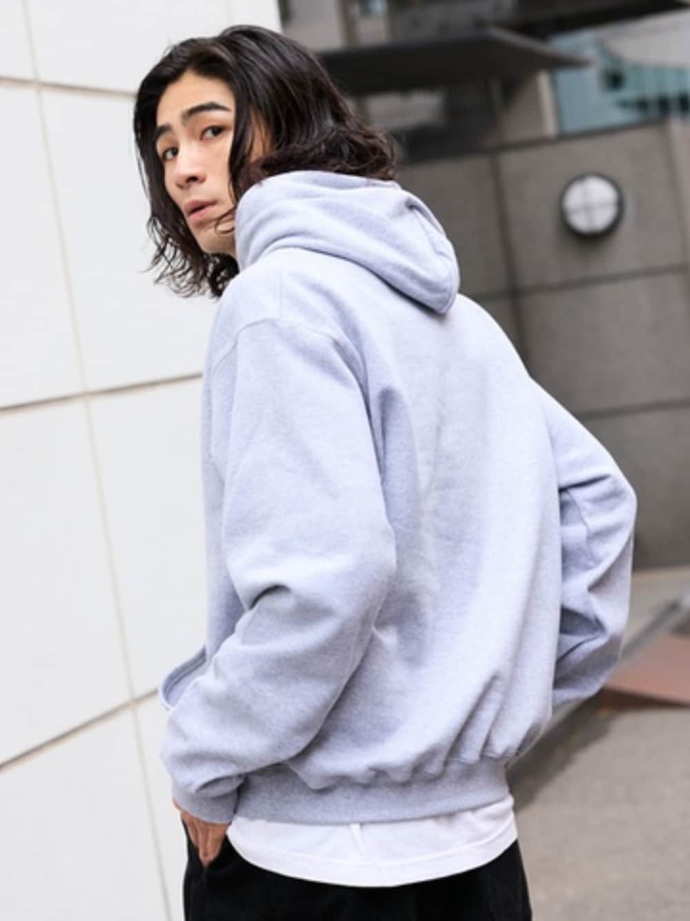 ホワイト系のTシャツ/カットソー、グレー系のパーカーを着用したメンズの春コーディネートの2枚目の写真