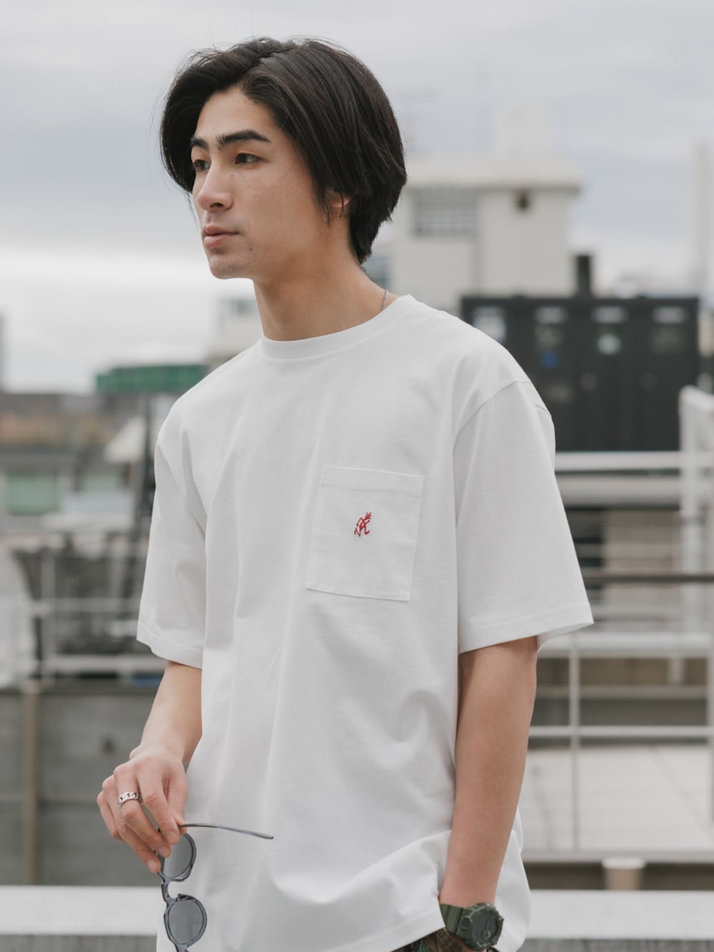 ホワイト系のTシャツ/カットソーを着用したメンズの春コーディネートの3枚目の写真