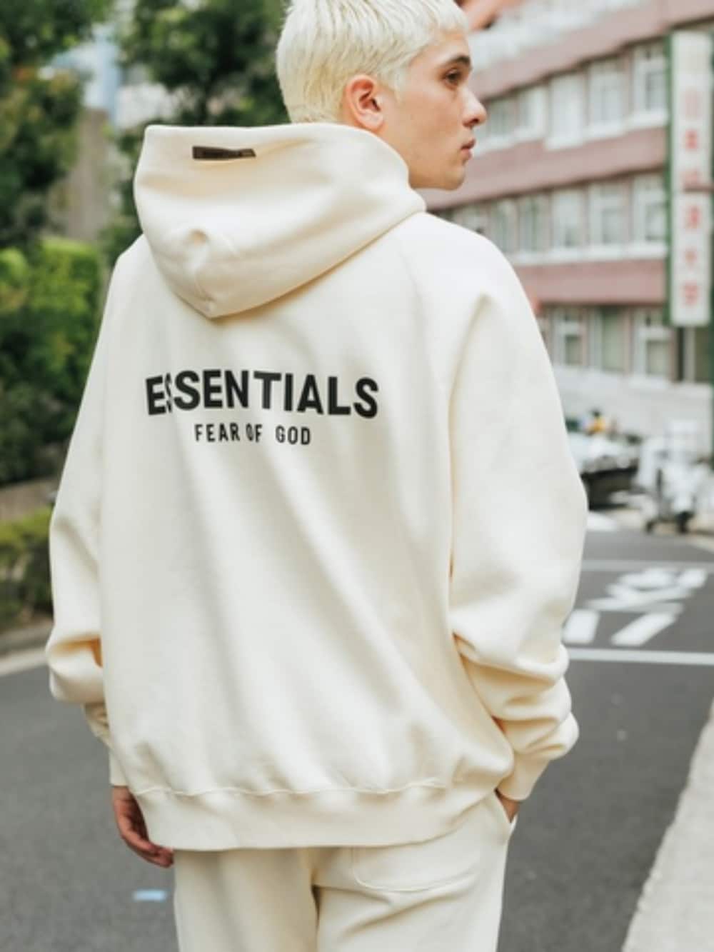 ベージュ系のパーカーを着用したメンズの春コーディネートの2枚目の写真