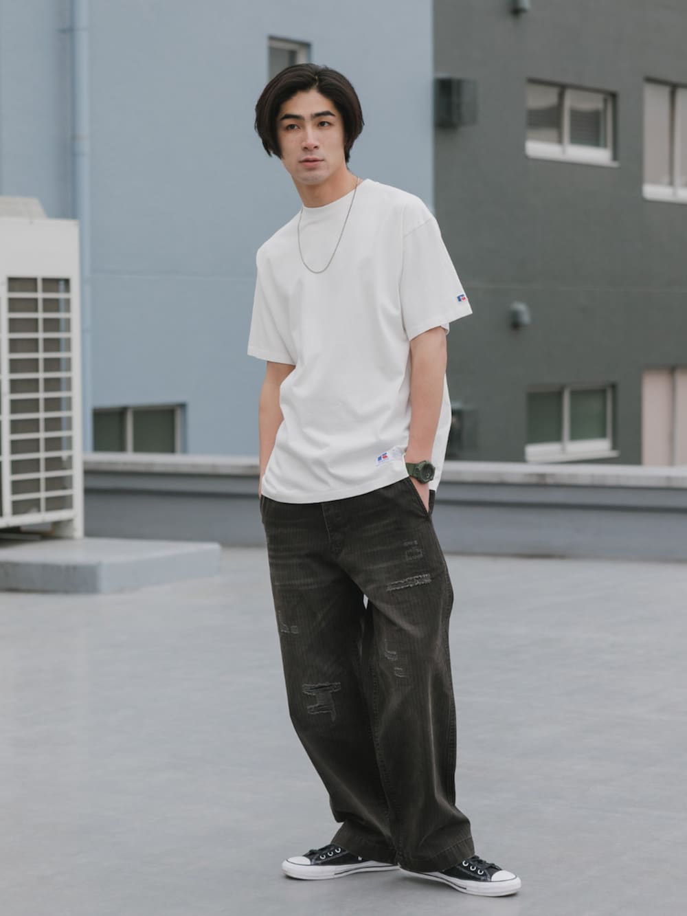 ホワイト系のTシャツ/カットソーを着用したメンズの春コーディネートの2枚目の写真