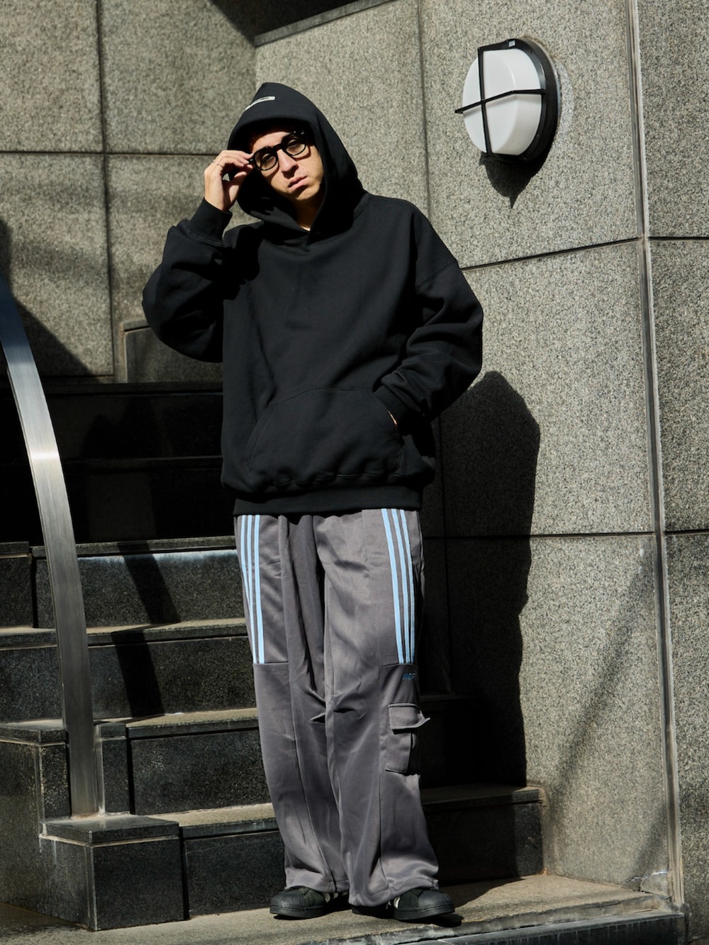 ブラック系のパーカーを着用したメンズの春コーディネートの3枚目の写真