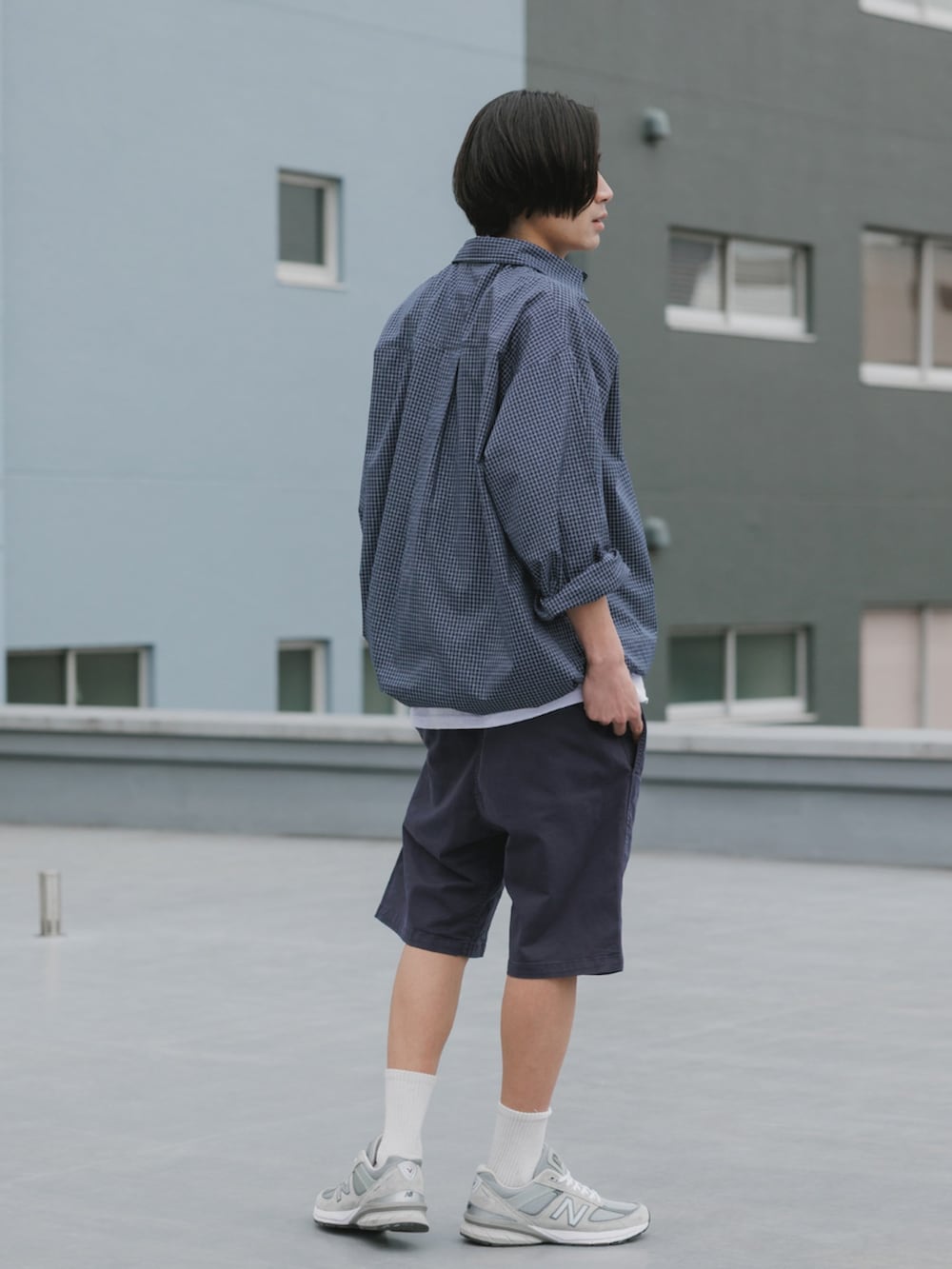 ホワイト系のTシャツ/カットソー、ブルー系のその他パンツを着用したメンズの春コーディネートの3枚目の写真