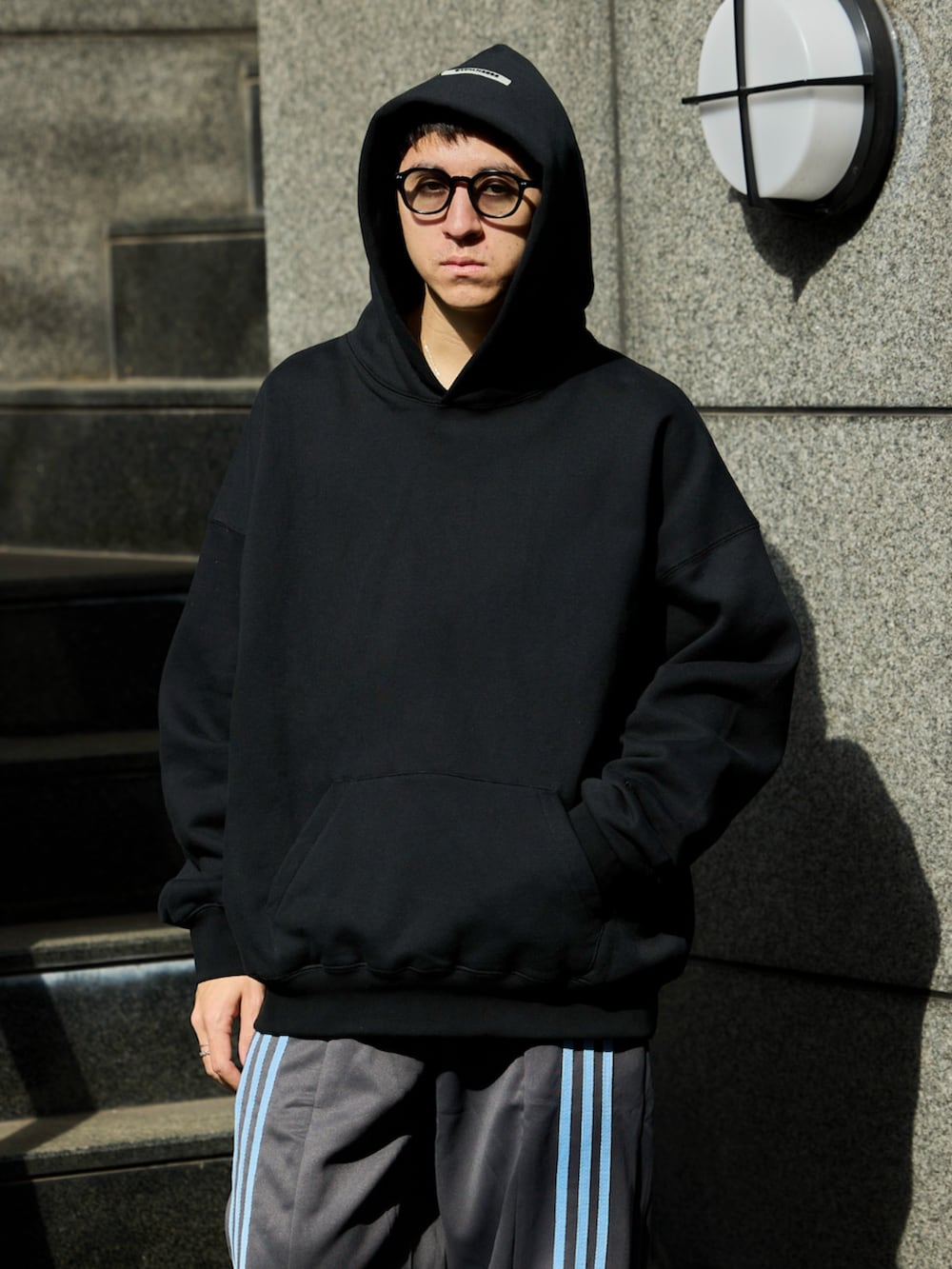 ブラック系のパーカーを着用したメンズの春コーディネートの3枚目の写真