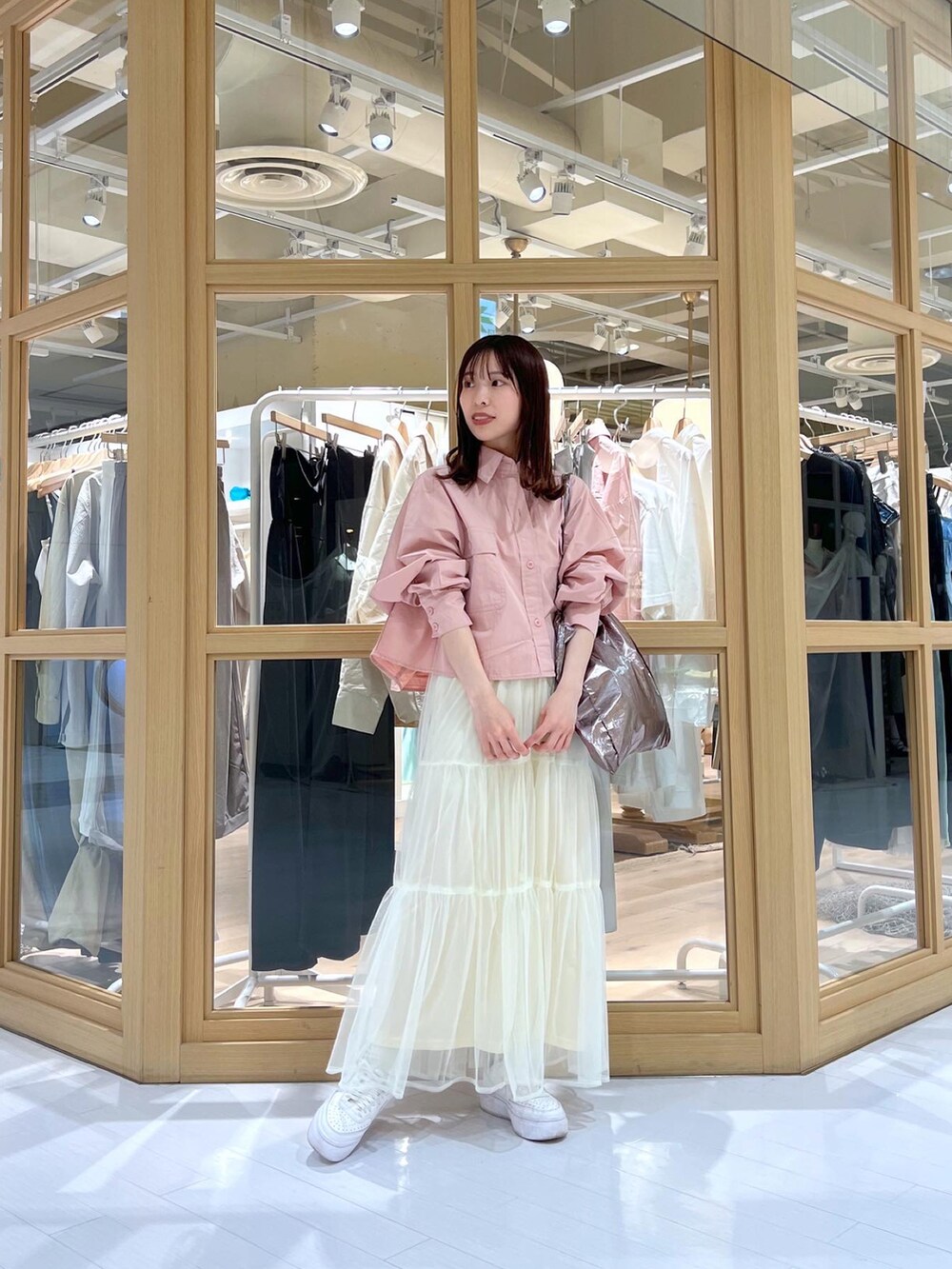 ピンク系のシャツ/ブラウス、ホワイト系のスカートを着用したレディースの春コーディネートの2枚目の写真