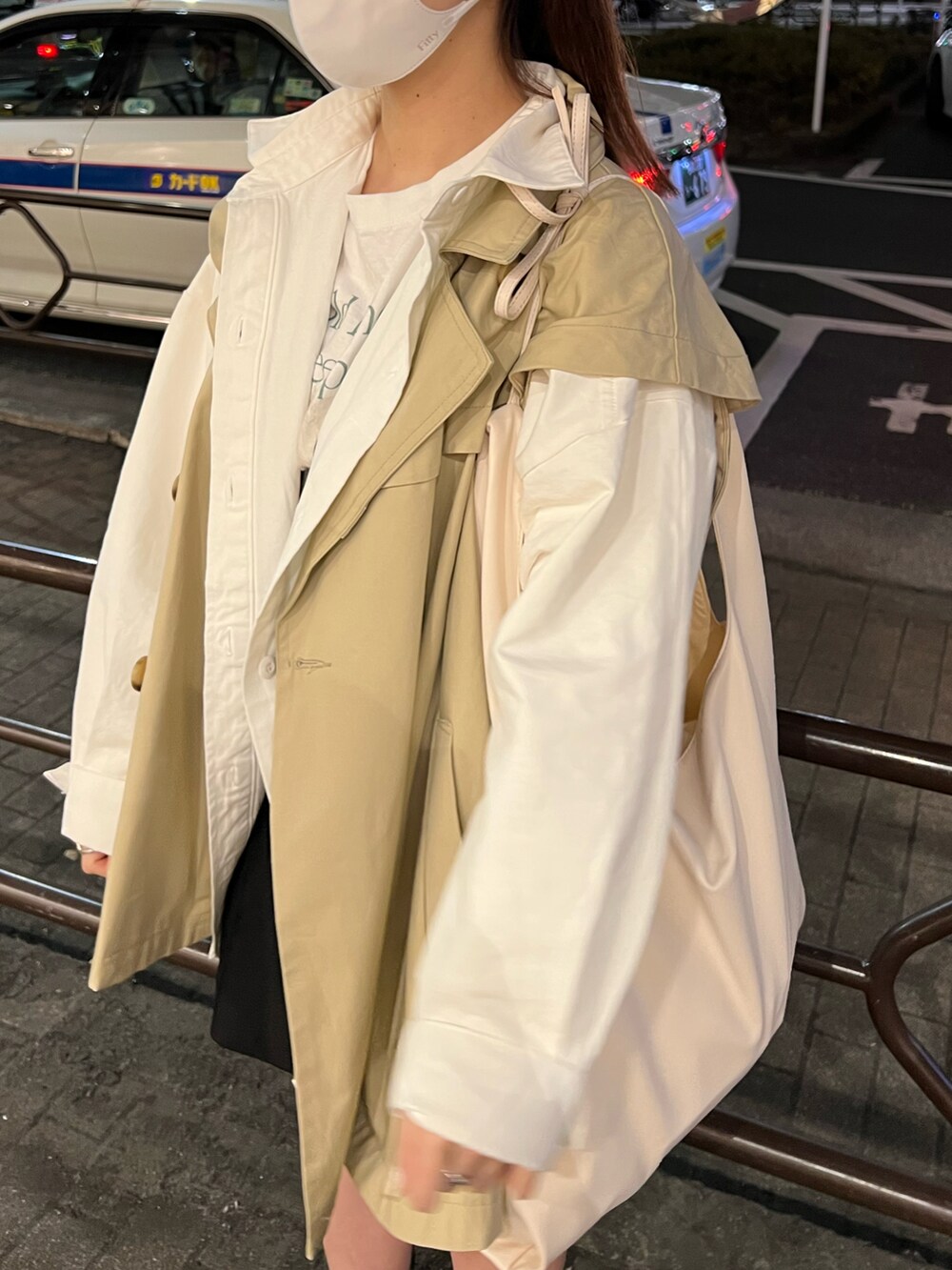 ホワイト系のシャツ/ブラウス、ベージュ系のトレンチコート、ホワイト系のTシャツ/カットソーを着用したレディースの春コーディネートの3枚目の写真