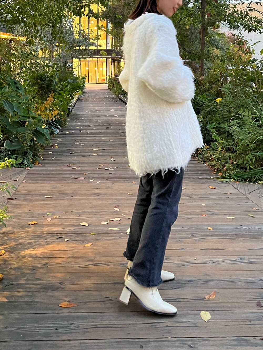 ホワイト系のカーディガン/ボレロ、ゴールド系のショルダーバッグを着用したレディースの秋コーディネートの2枚目の写真