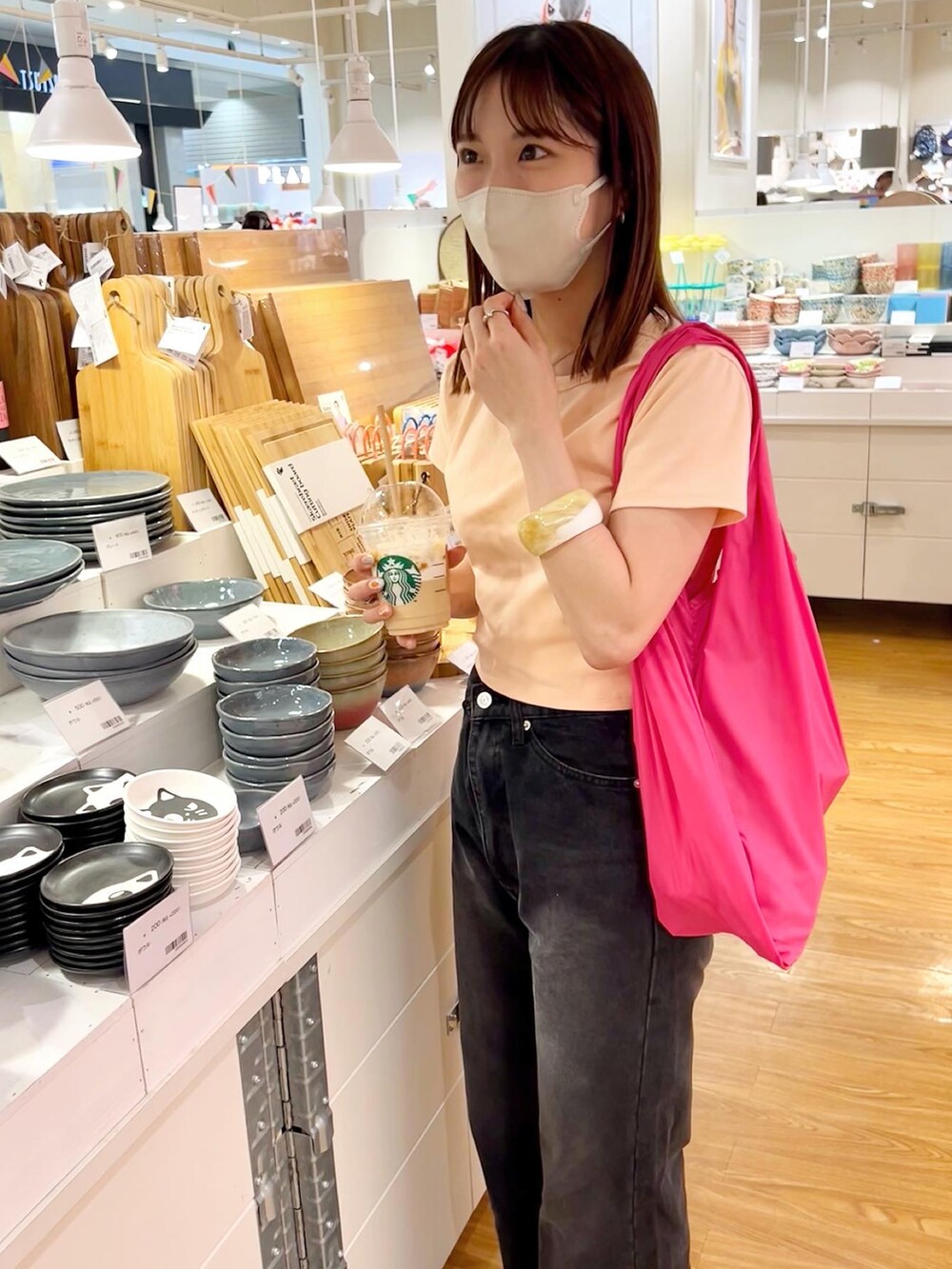 ブルー系のデニムパンツ、ピンク系のTシャツ/カットソーを着用したレディースの夏コーディネートの3枚目の写真