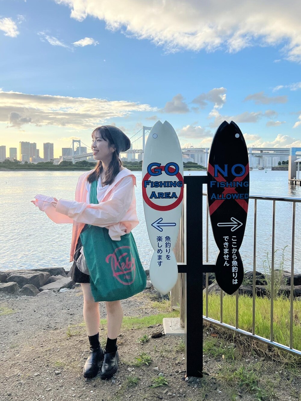 ピンク系のシャツ/ブラウスを着用したレディースの夏コーディネートの3枚目の写真