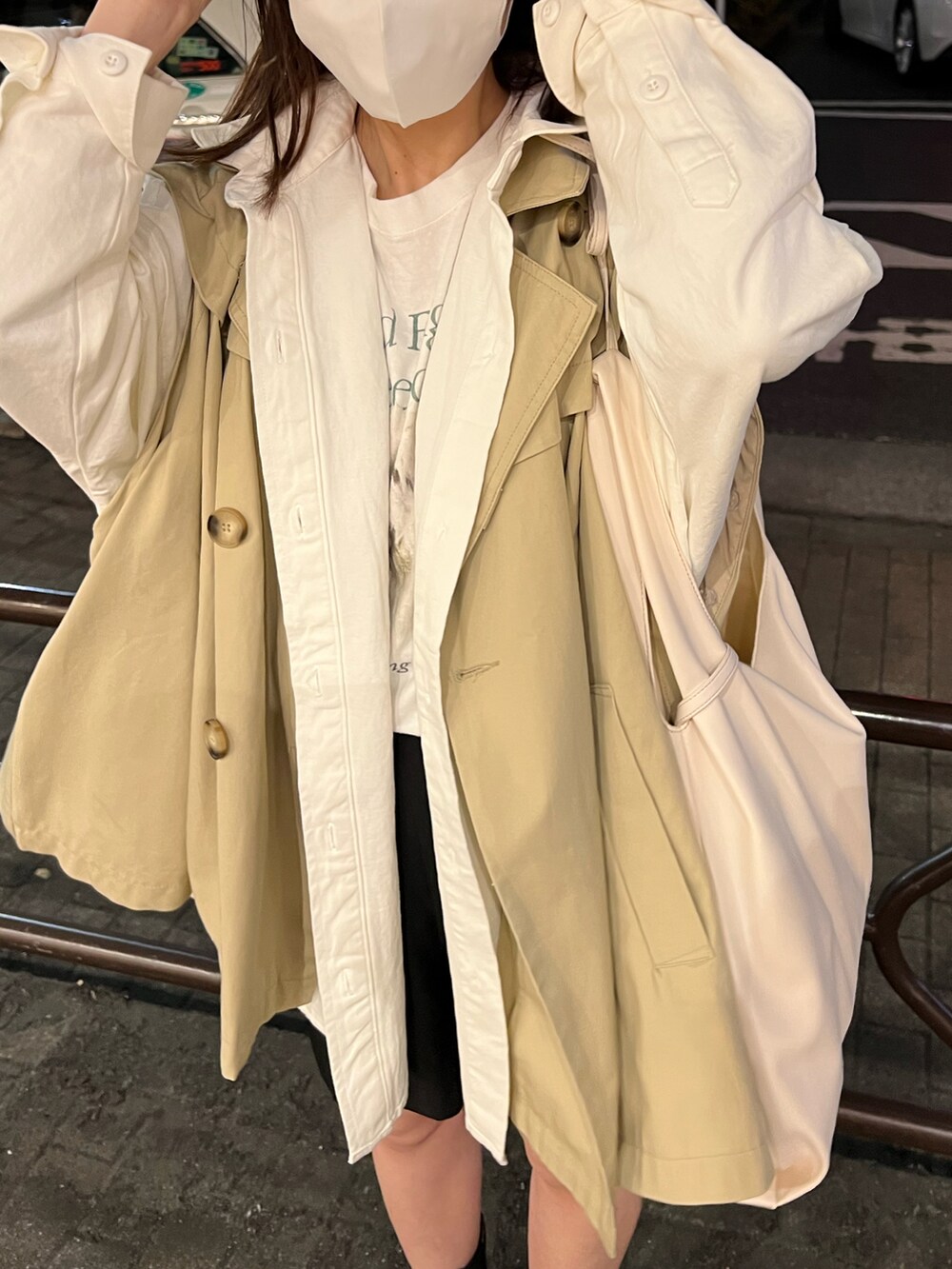 ホワイト系のシャツ/ブラウス、ベージュ系のトレンチコート、ホワイト系のTシャツ/カットソーを着用したレディースの春コーディネートの2枚目の写真