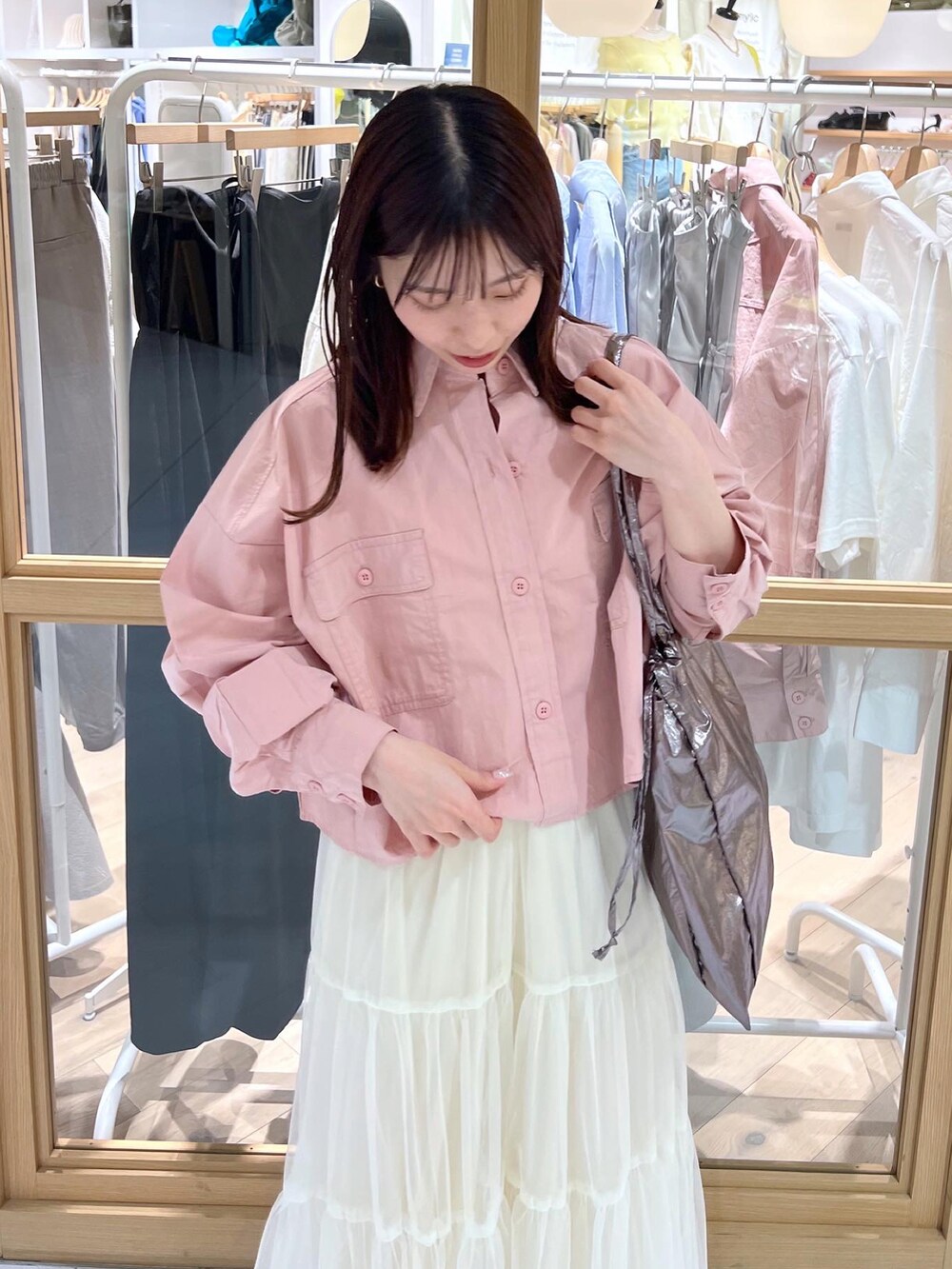 ピンク系のシャツ/ブラウス、ホワイト系のスカートを着用したレディースの春コーディネートの3枚目の写真