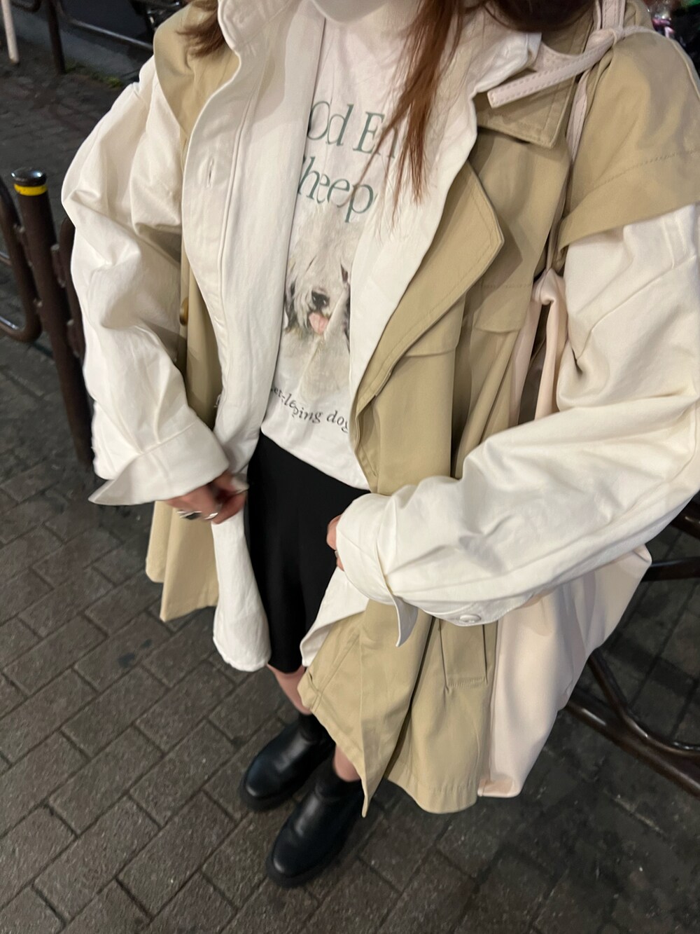 ホワイト系のシャツ/ブラウス、ベージュ系のトレンチコート、ホワイト系のTシャツ/カットソーを着用したレディースの春コーディネートの4枚目の写真