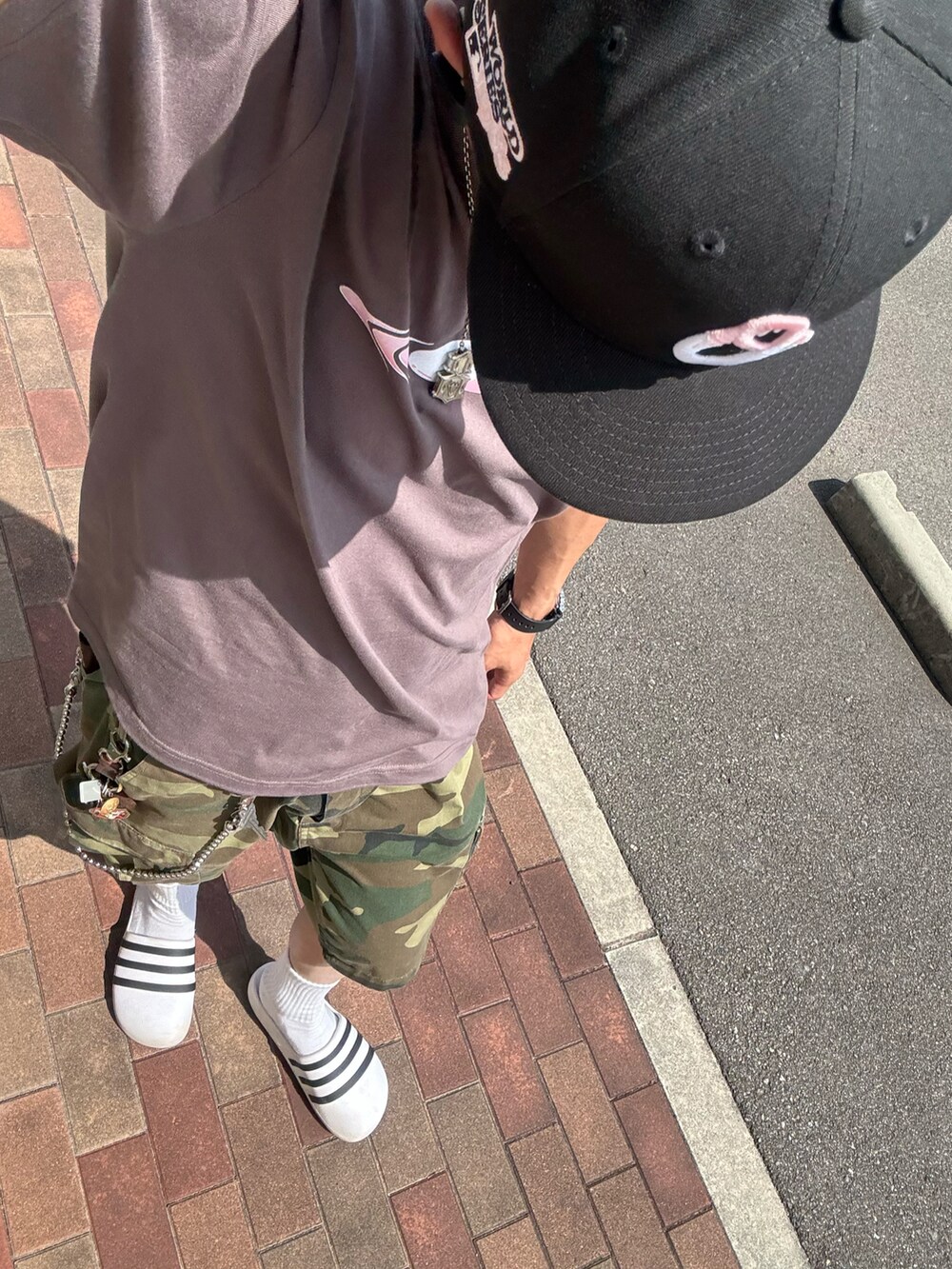 ブラウン系のTシャツ/カットソー、その他のカーゴパンツ、ホワイト系のサンダルを着用したメンズの夏コーディネートの2枚目の写真