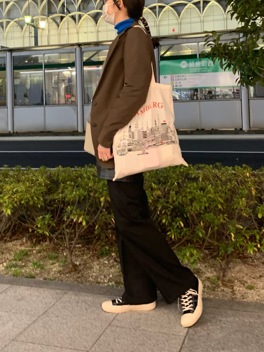 グレー系のカーディガン/ボレロ、ブルー系のニット/セーター、ブラック系のスラックスを着用したレディースの冬コーディネートの2枚目の写真