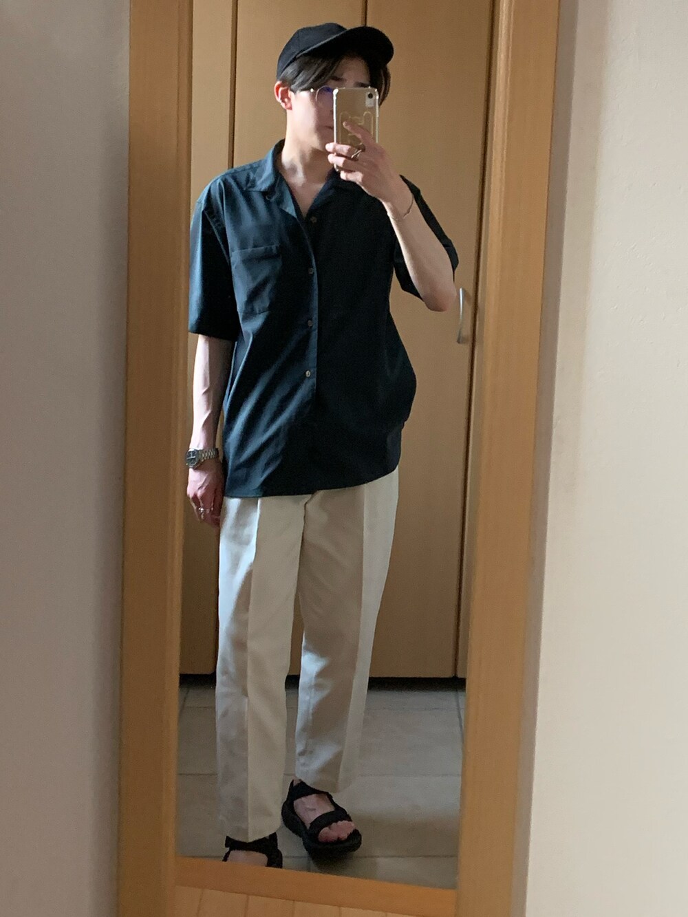 グリーン系のシャツ/ブラウス、ホワイト系のその他パンツ、ブラック系のサンダルを着用したメンズの春コーディネートの2枚目の写真