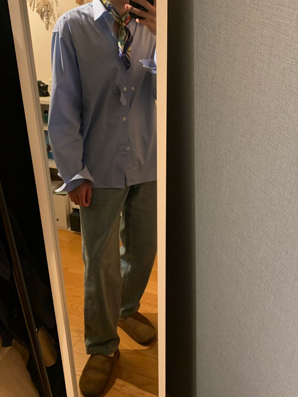 ブルー系のシャツ/ブラウス、ブルー系のデニムパンツ、ブルー系のバンダナ/スカーフを着用したメンズの春コーディネートの2枚目の写真