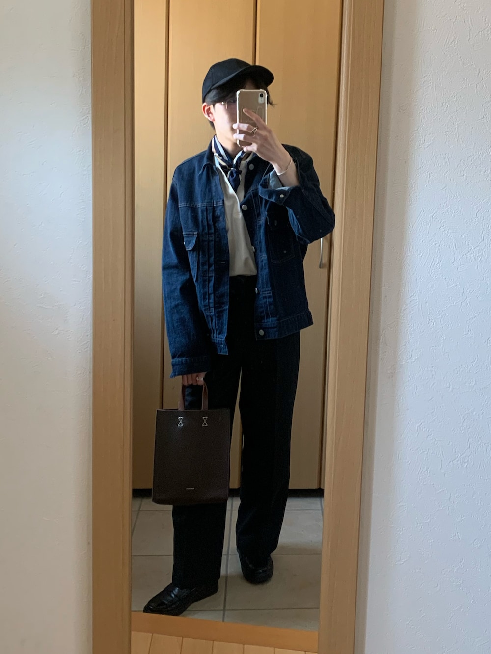 ホワイト系のポロシャツ、ブルー系のブルゾン、ブラック系のローファーを着用したメンズの春コーディネートの2枚目の写真